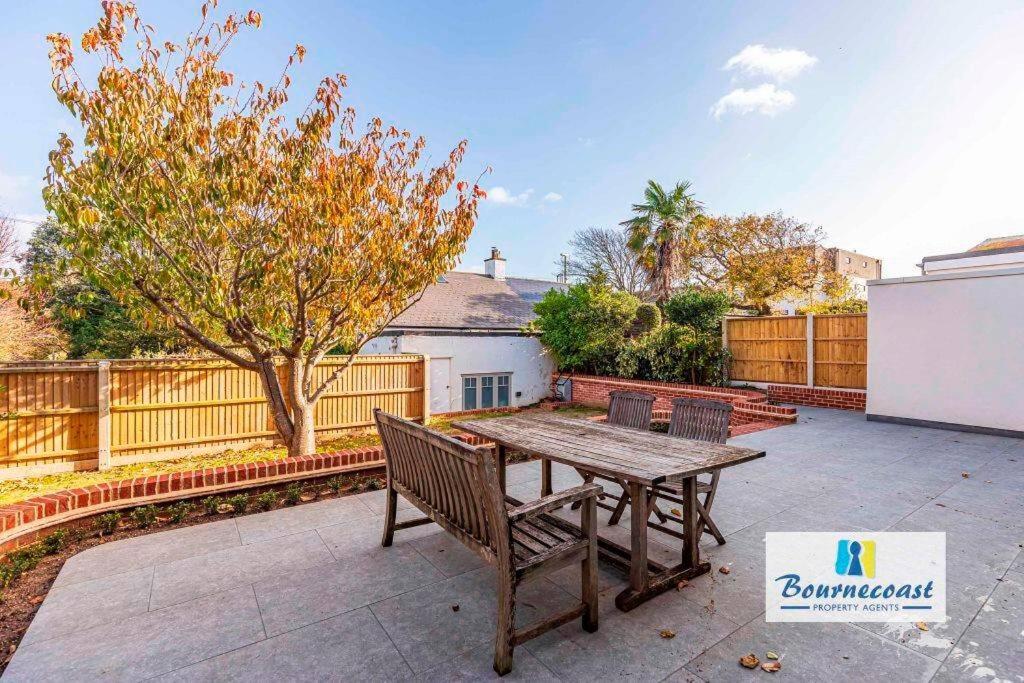 VILLA LENNO by BOURNECOAST - A Beautifully Presented Family Holiday Home Just Minutes from the Beach - HB6228 view 2