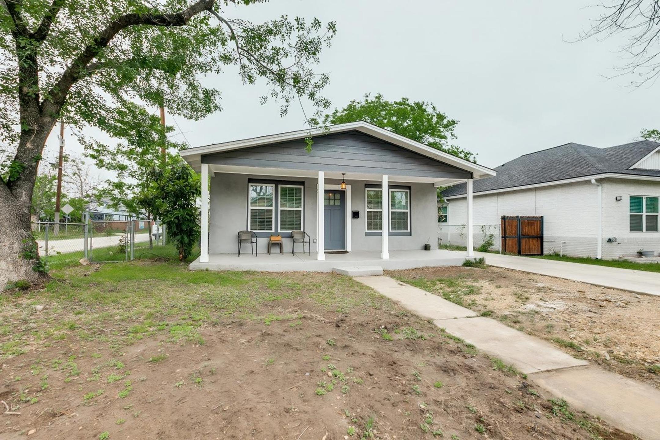 8 mins to Riverwalk, fenced backyard, pets allowed, king bed view 2