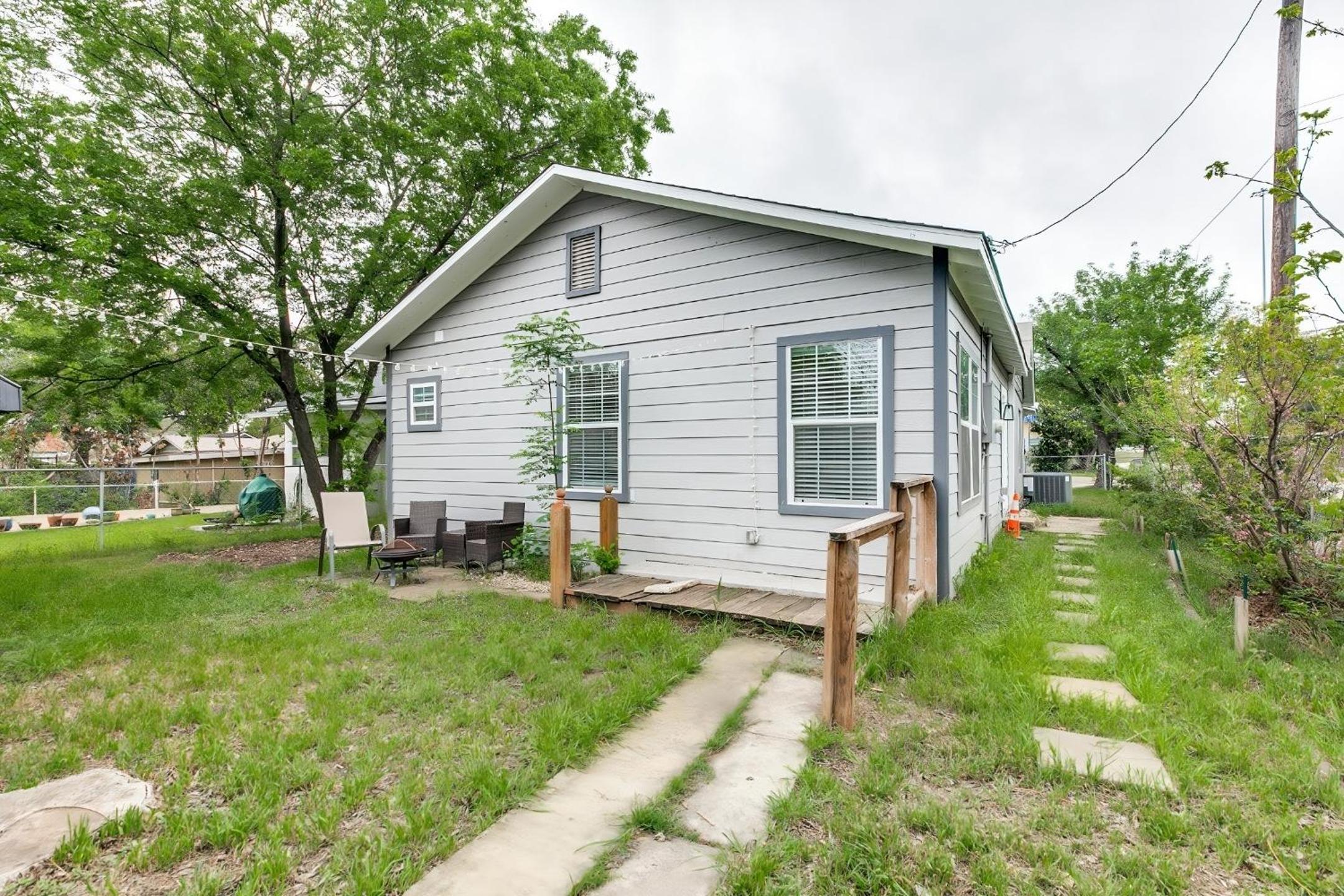 8 mins to Riverwalk, fenced backyard, pets allowed, king bed view 3