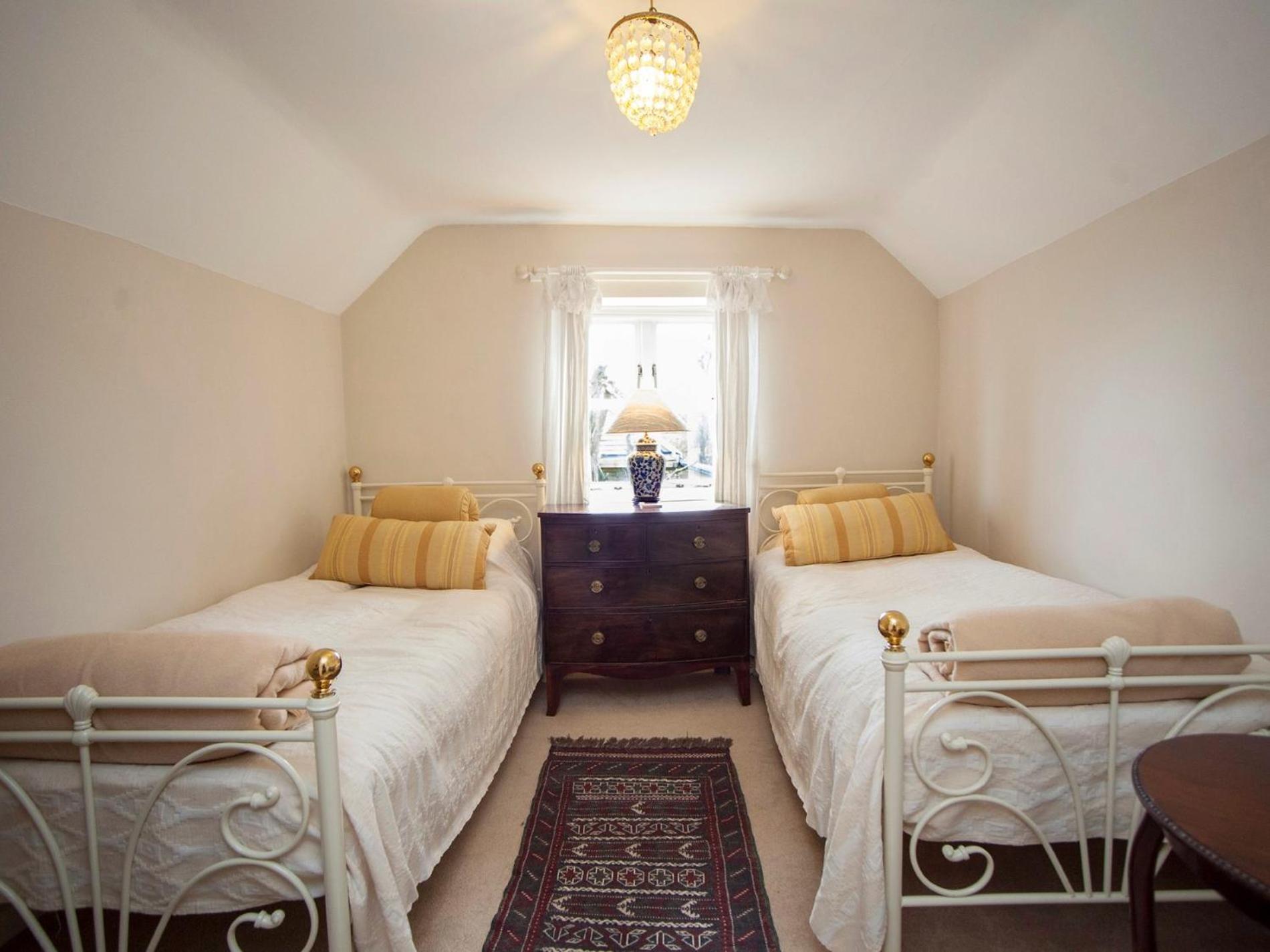 2 Bed in Cirencester oc-hic05 view 4
