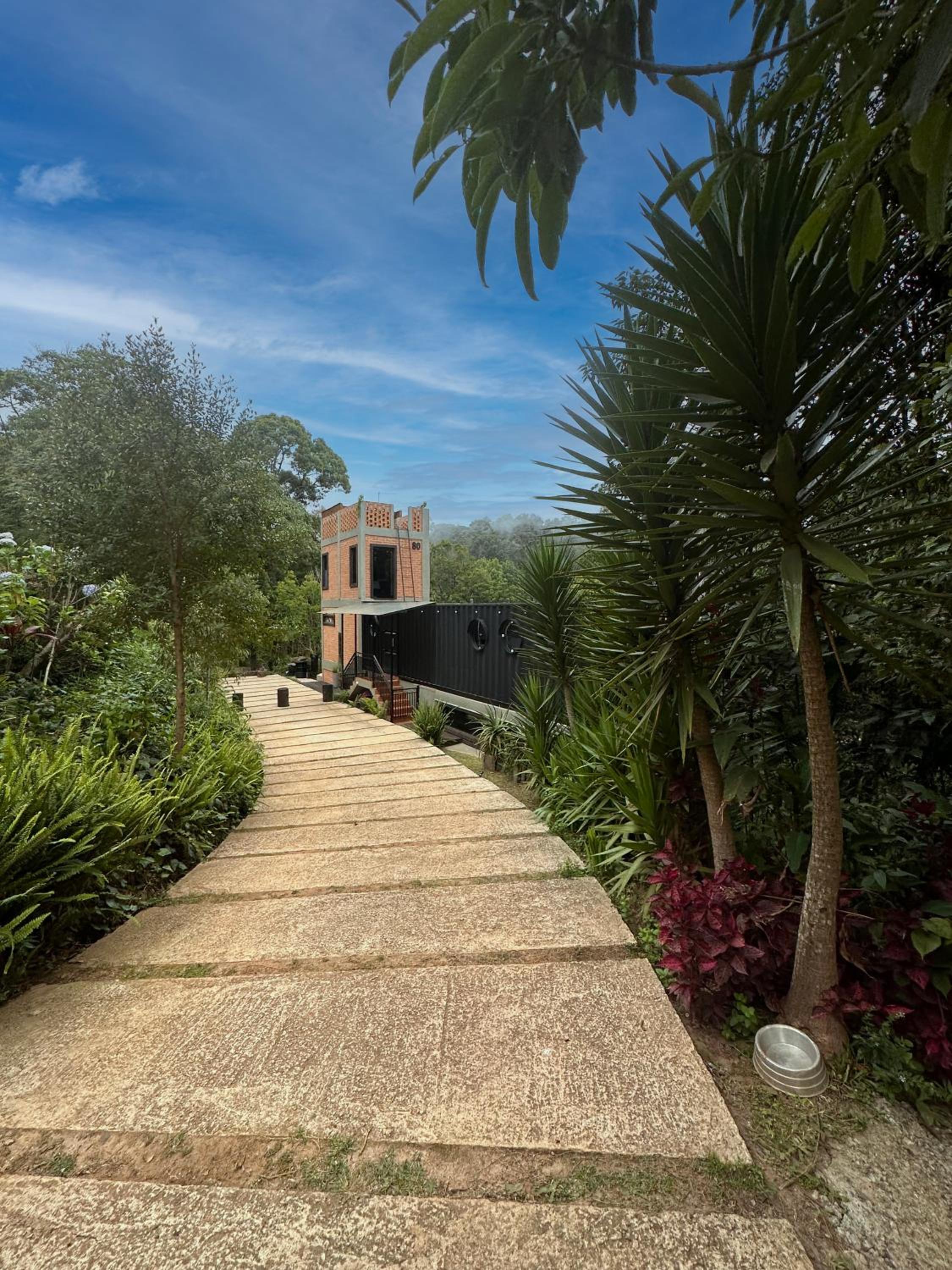 Casa Container 80 - Suítes privativas e sofisticadas integradas à natureza