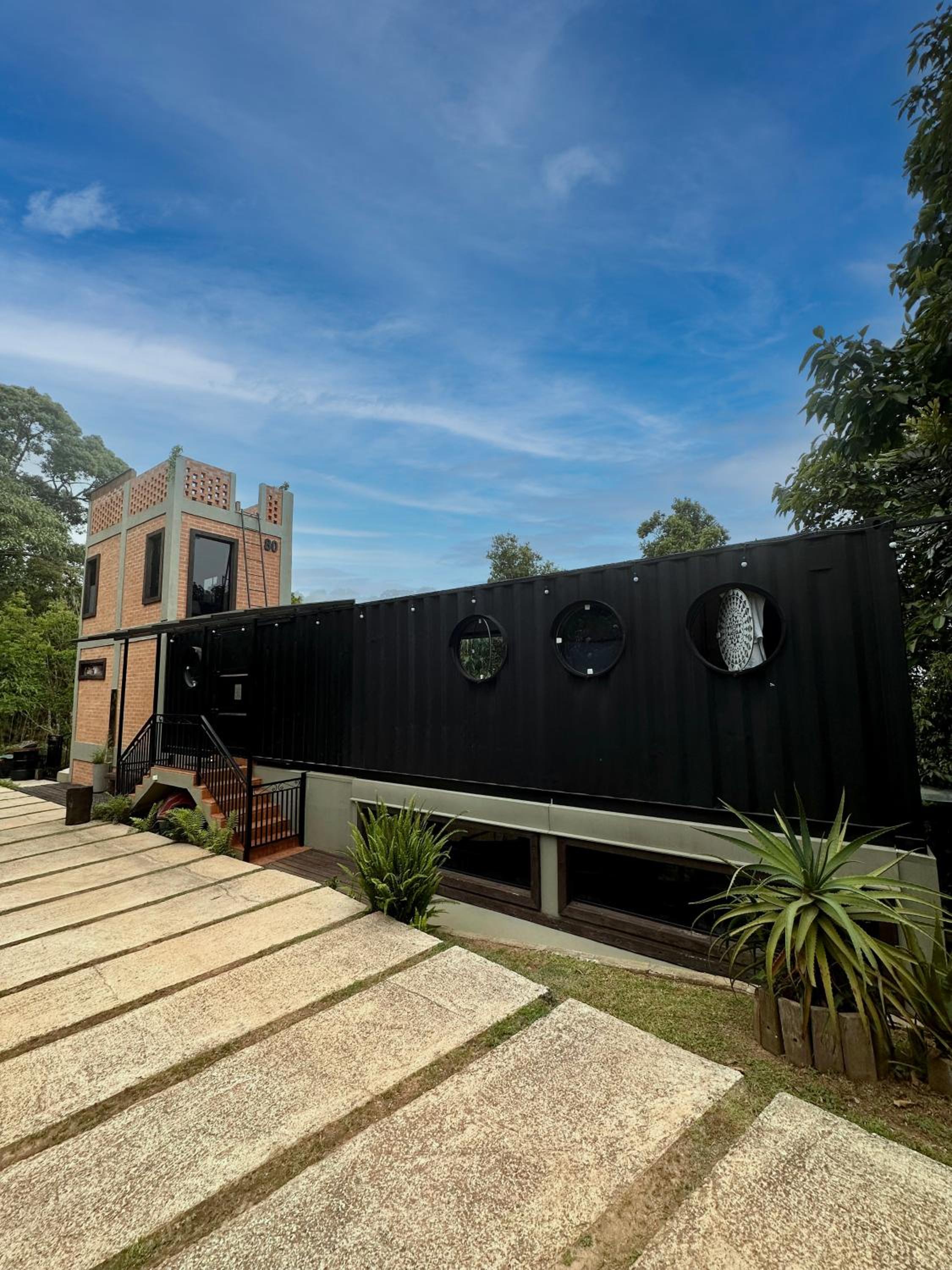 Casa Container 80 - Suítes privativas e sofisticadas integradas à natureza