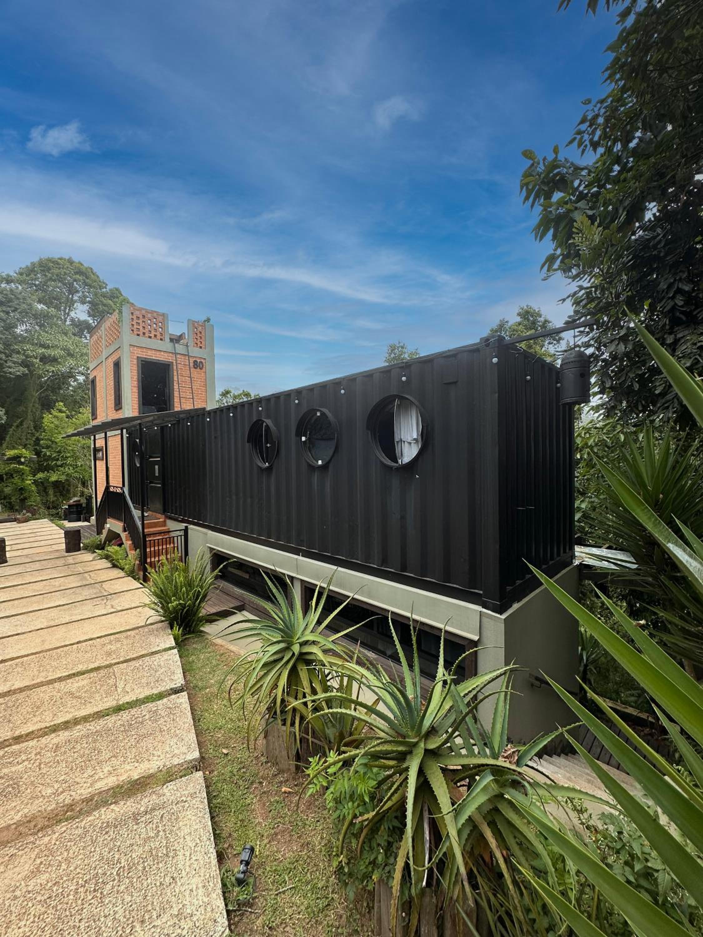 Casa Container 80 - Suítes privativas e sofisticadas integradas à natureza