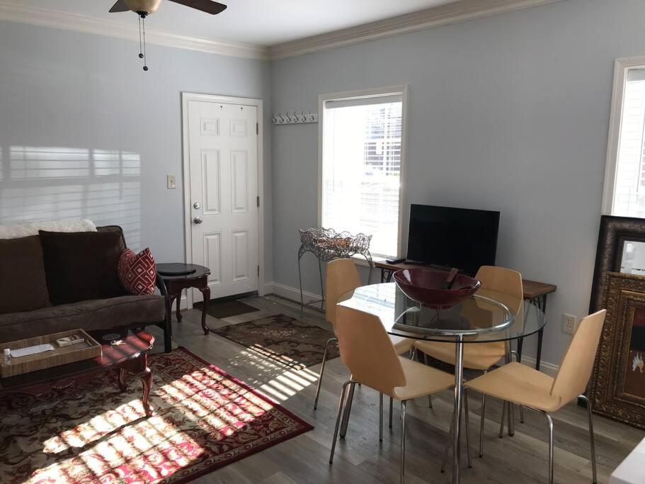 CLARENDON,SUPRLOCATION,8ppl,PRIVATE,METRO,PARK view 5
