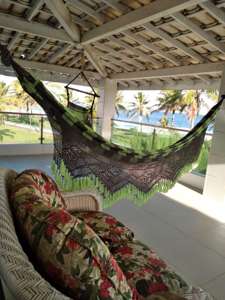 Casa em condomínio em frente mar
