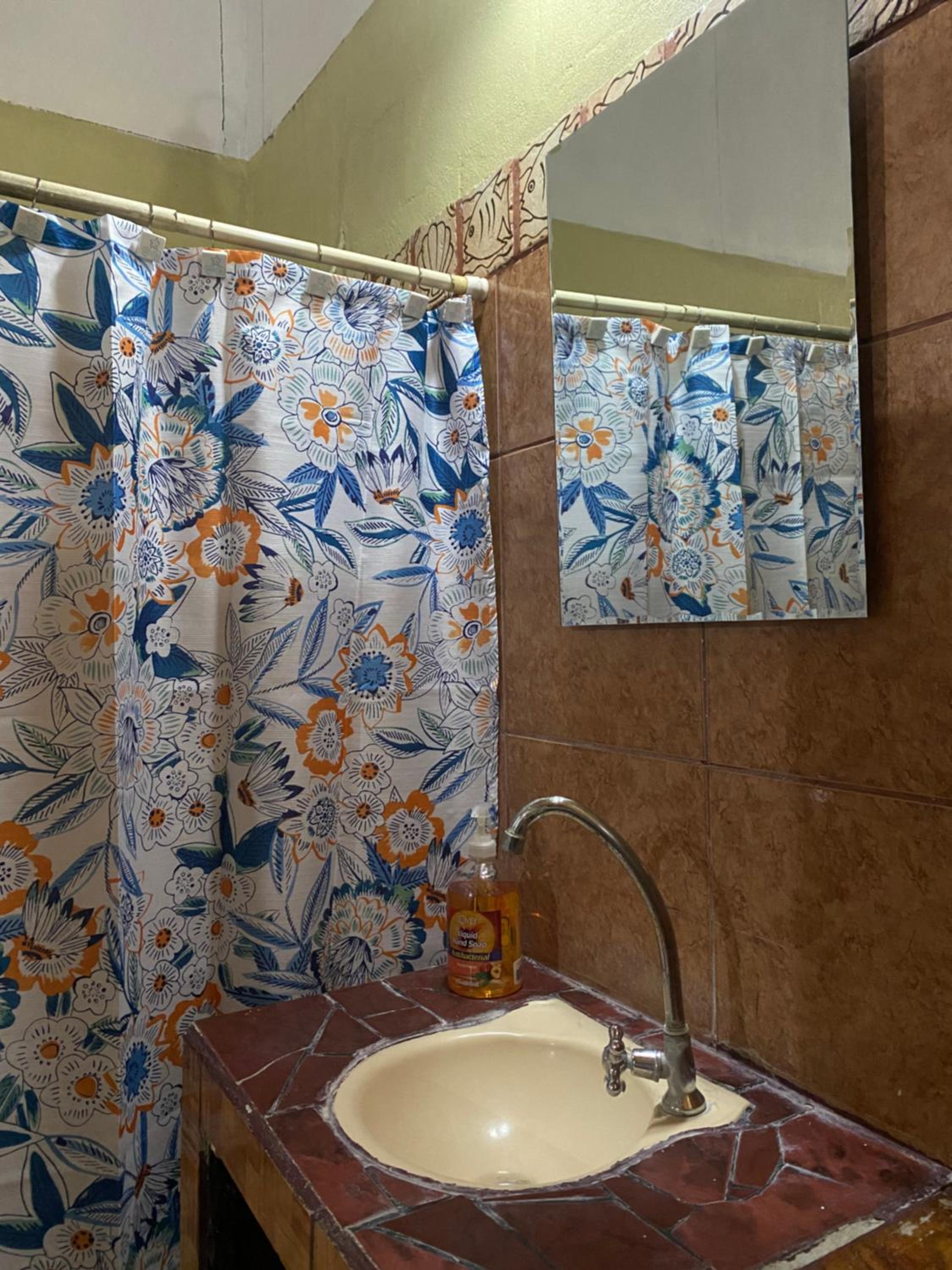 Mauras Tropical Mini Hostel & Tours