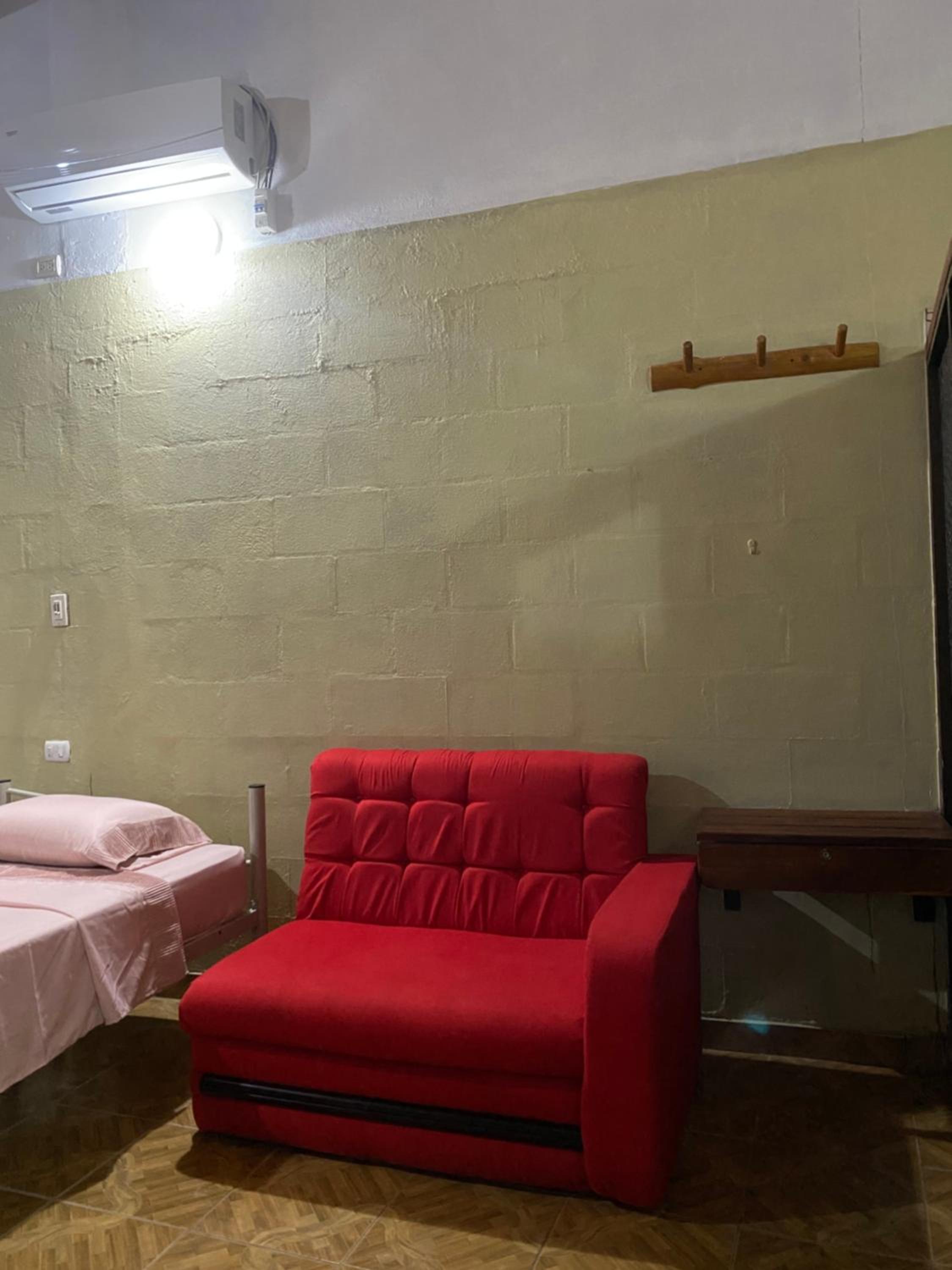 Mauras Tropical Mini Hostel & Tours