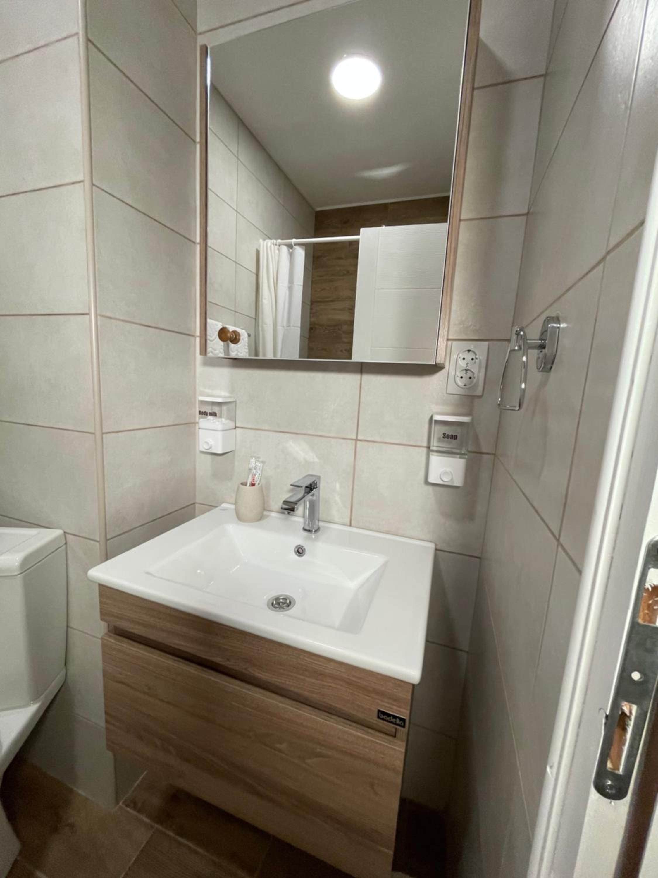 Airport Apartments Alexandra