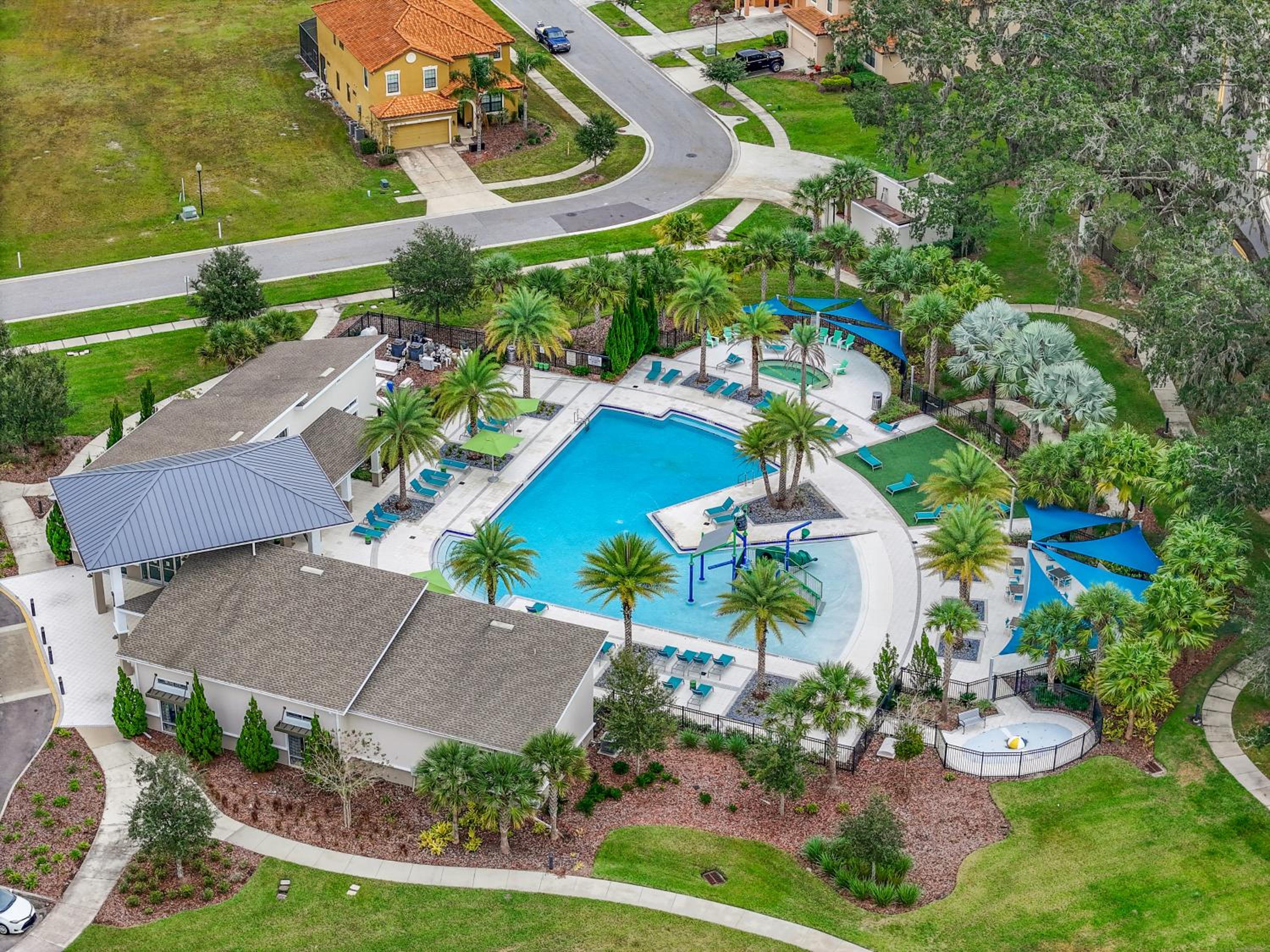Tranquility Hut, Spacious 4-bedrooms, 4-bathrooms, Pools, free parking
