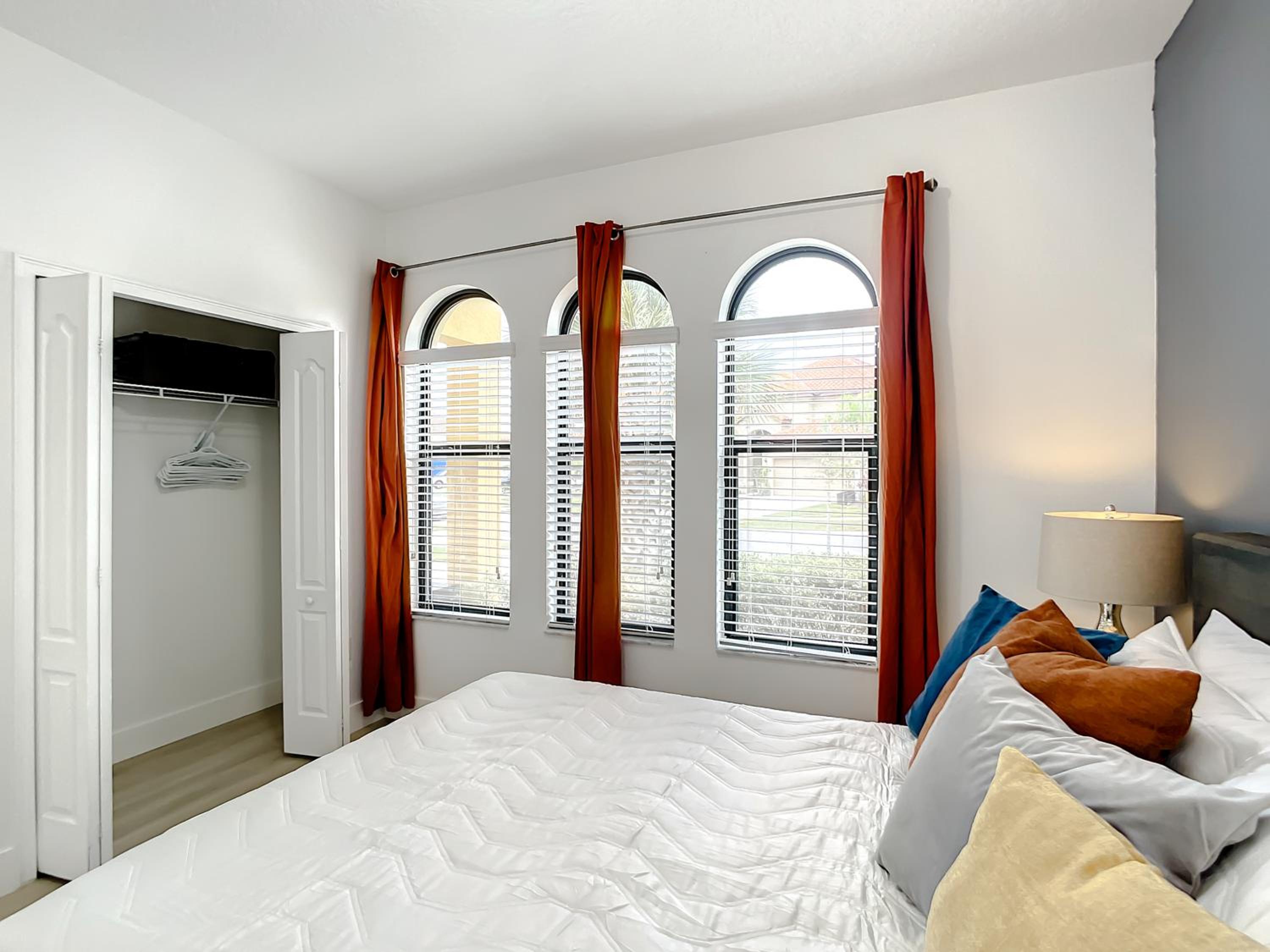 Tranquility Hut, Spacious 4-bedrooms, 4-bathrooms, Pools, free parking