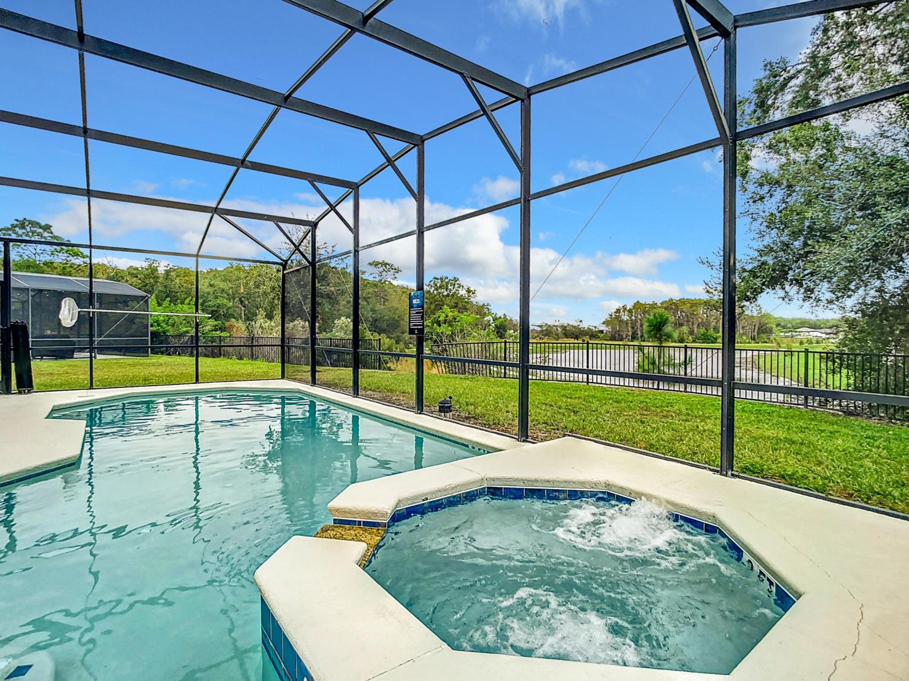 Tranquility Hut, Spacious 4-bedrooms, 4-bathrooms, Pools, free parking