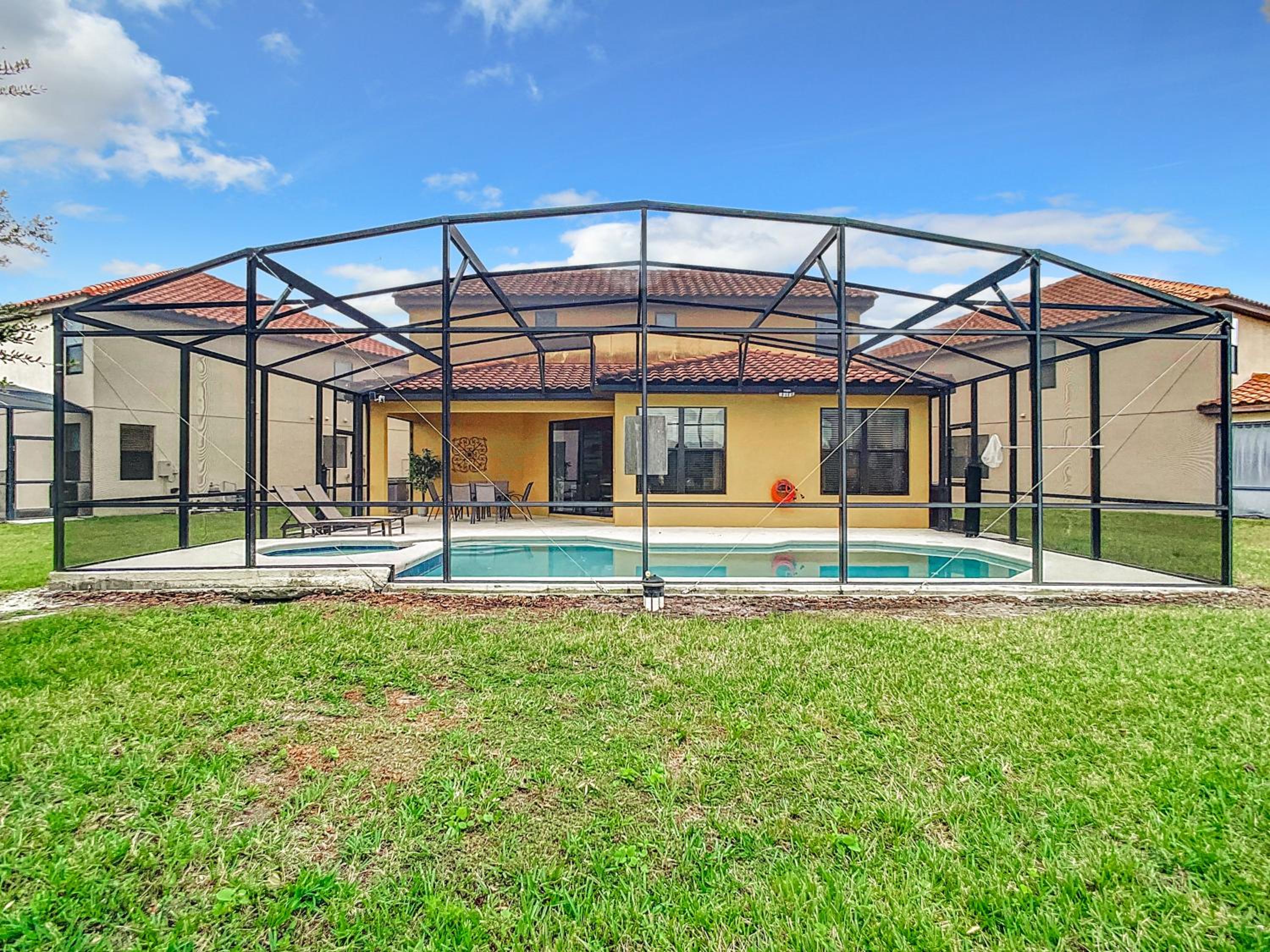 Tranquility Hut, Spacious 4-bedrooms, 4-bathrooms, Pools, free parking