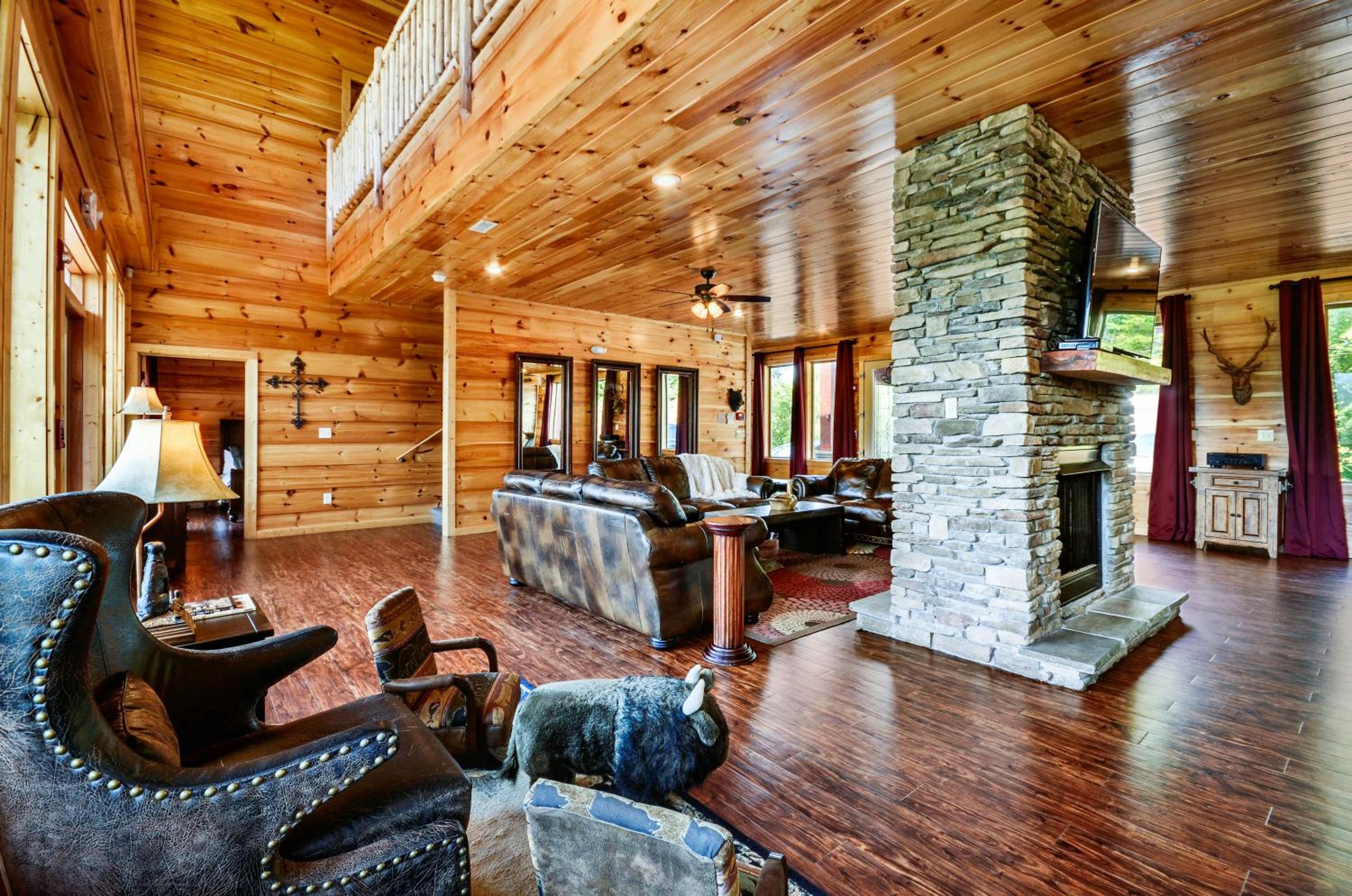 Luxury 14BR Haven: Views Games Hot Tubs More