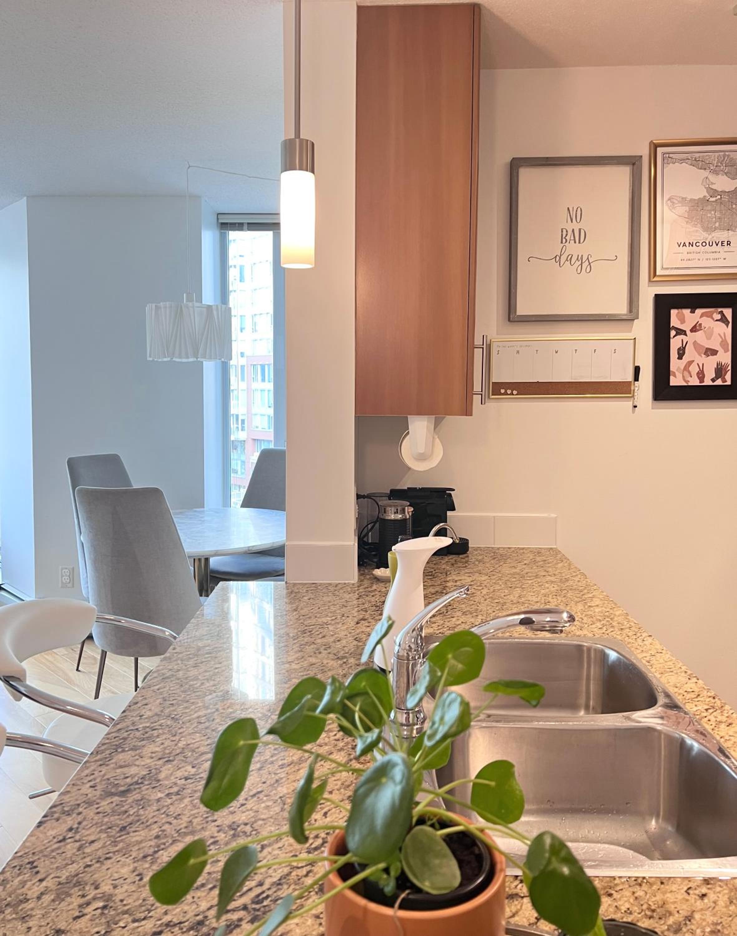 3-Bedrooms Apartment with stunning 180 water, mountain and city view Pool Hot Tub and Gym Heart of Downtown Skytrain 3mins walk Right by BC Place Rogers ar