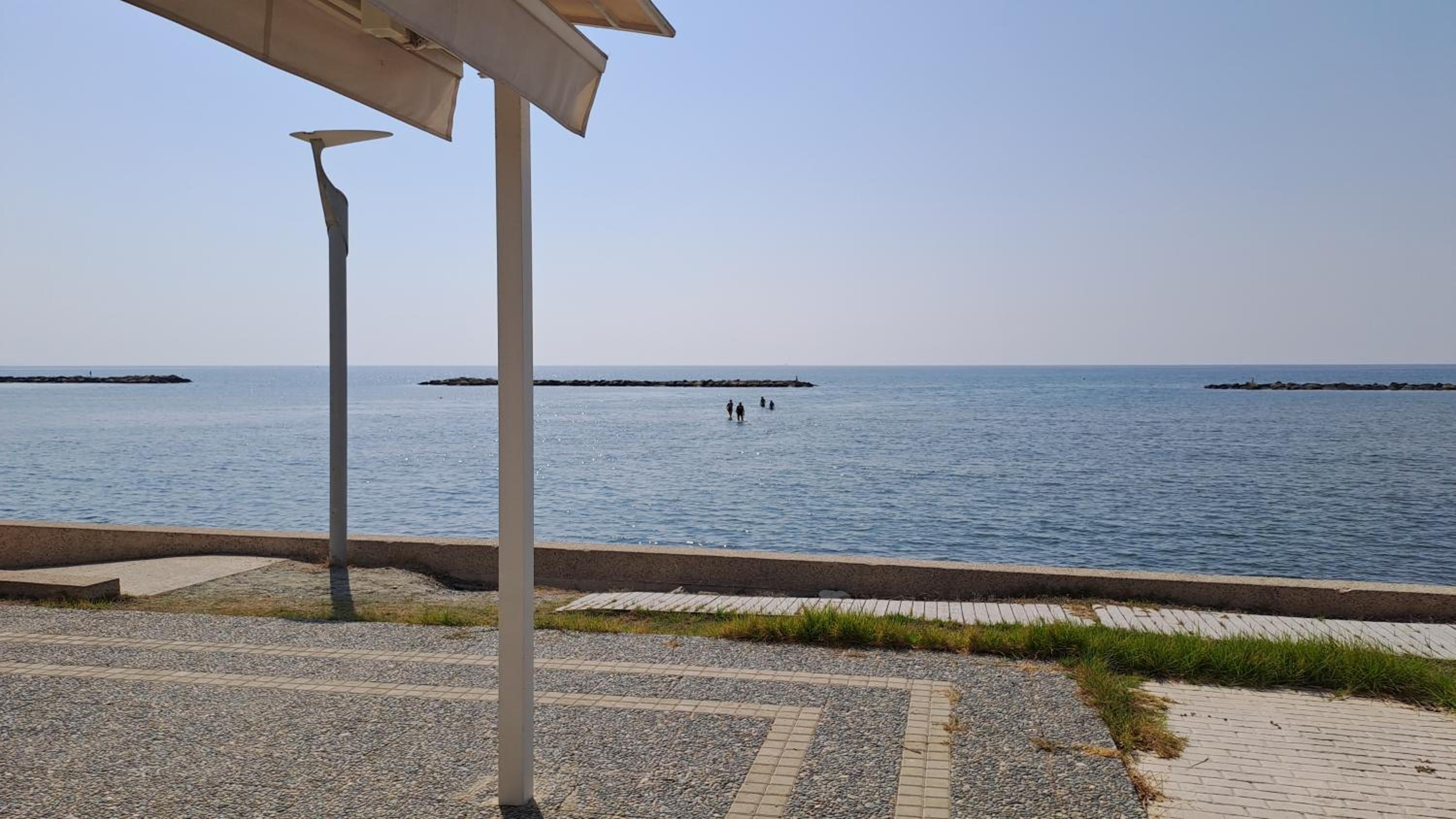 Seaside 2BR Apartment 30m from Sea & Free Parking