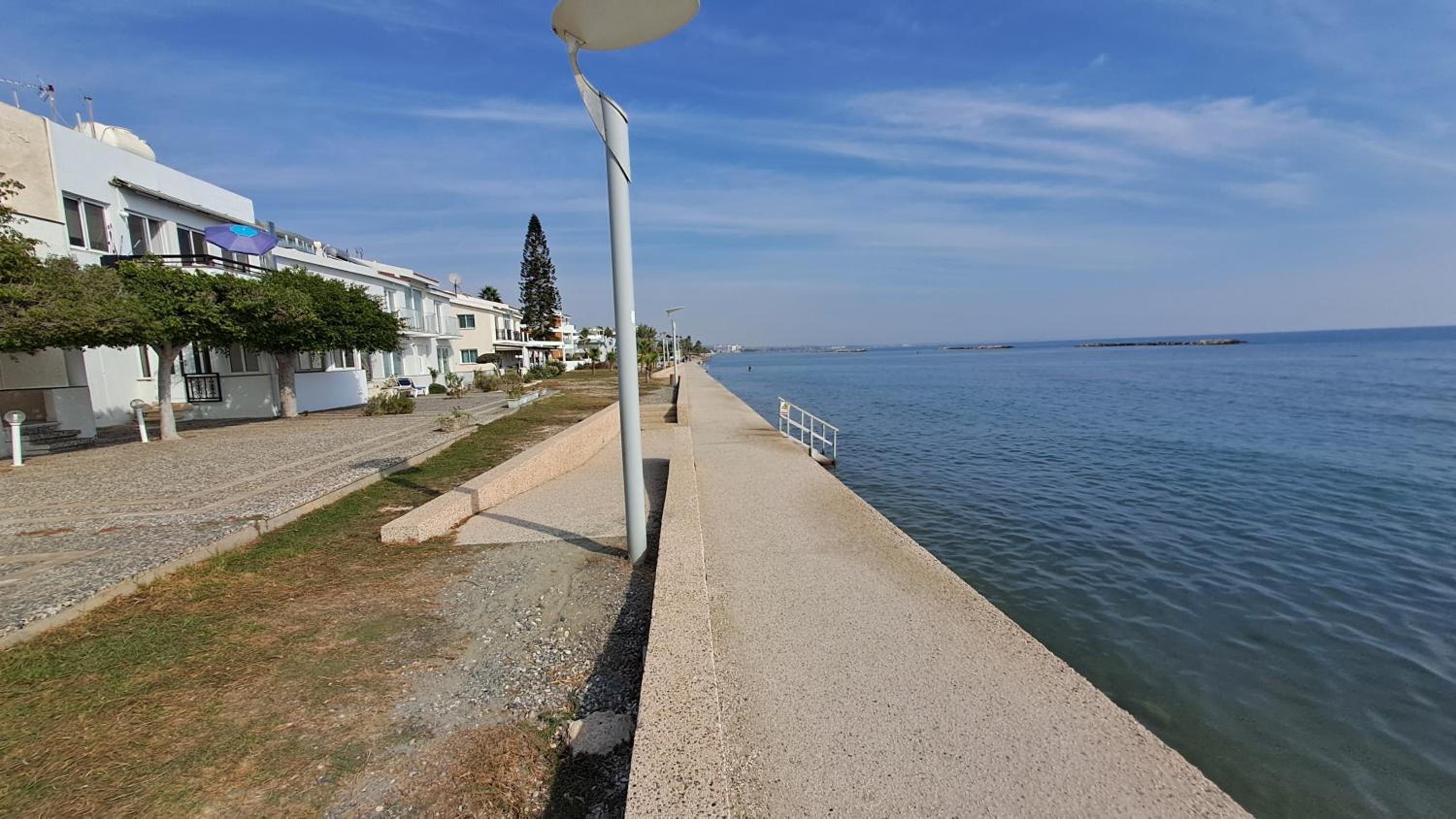 Seaside 2BR Apartment 30m from Sea & Free Parking