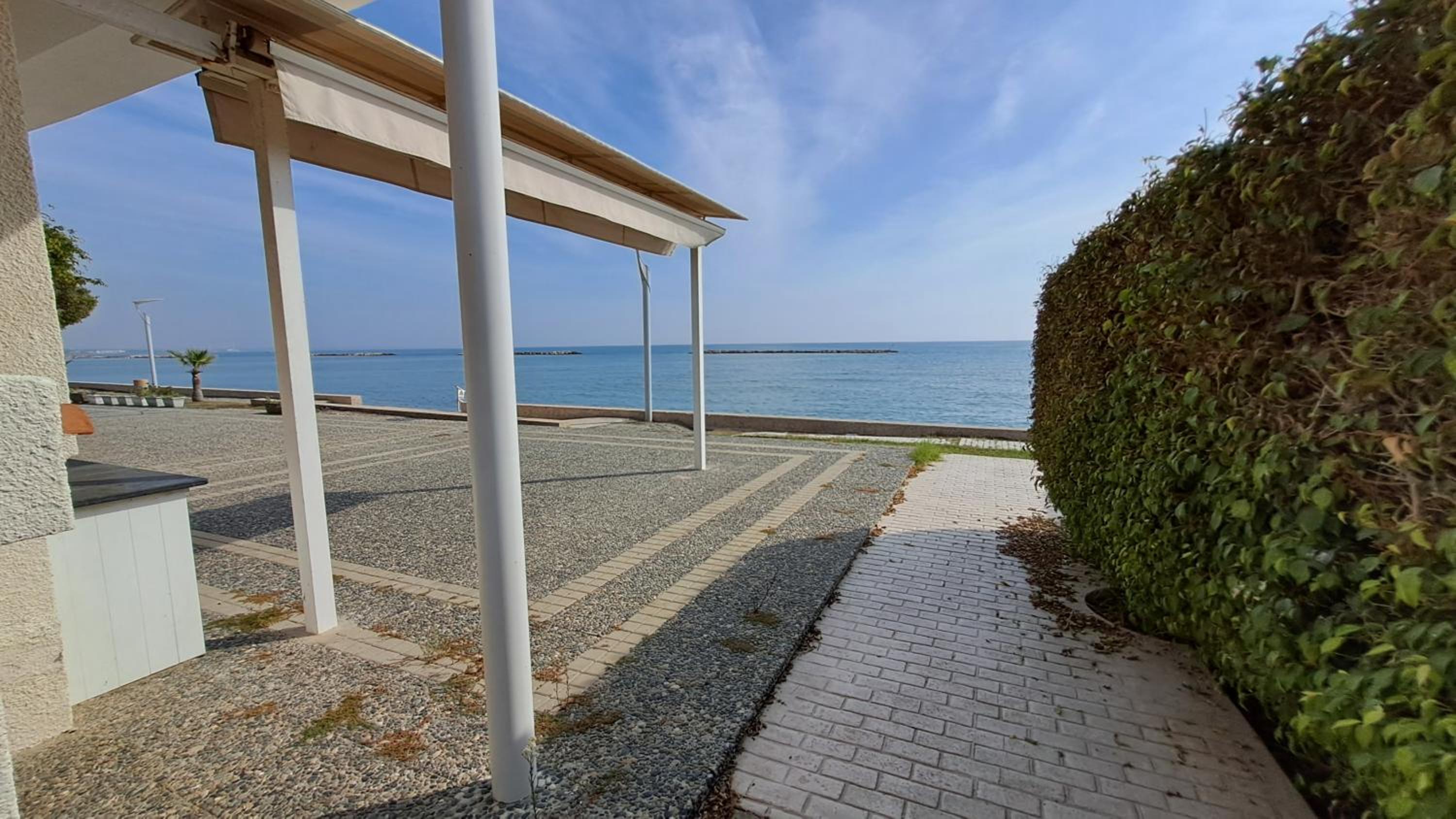 Seaside 2BR Apartment 30m from Sea & Free Parking