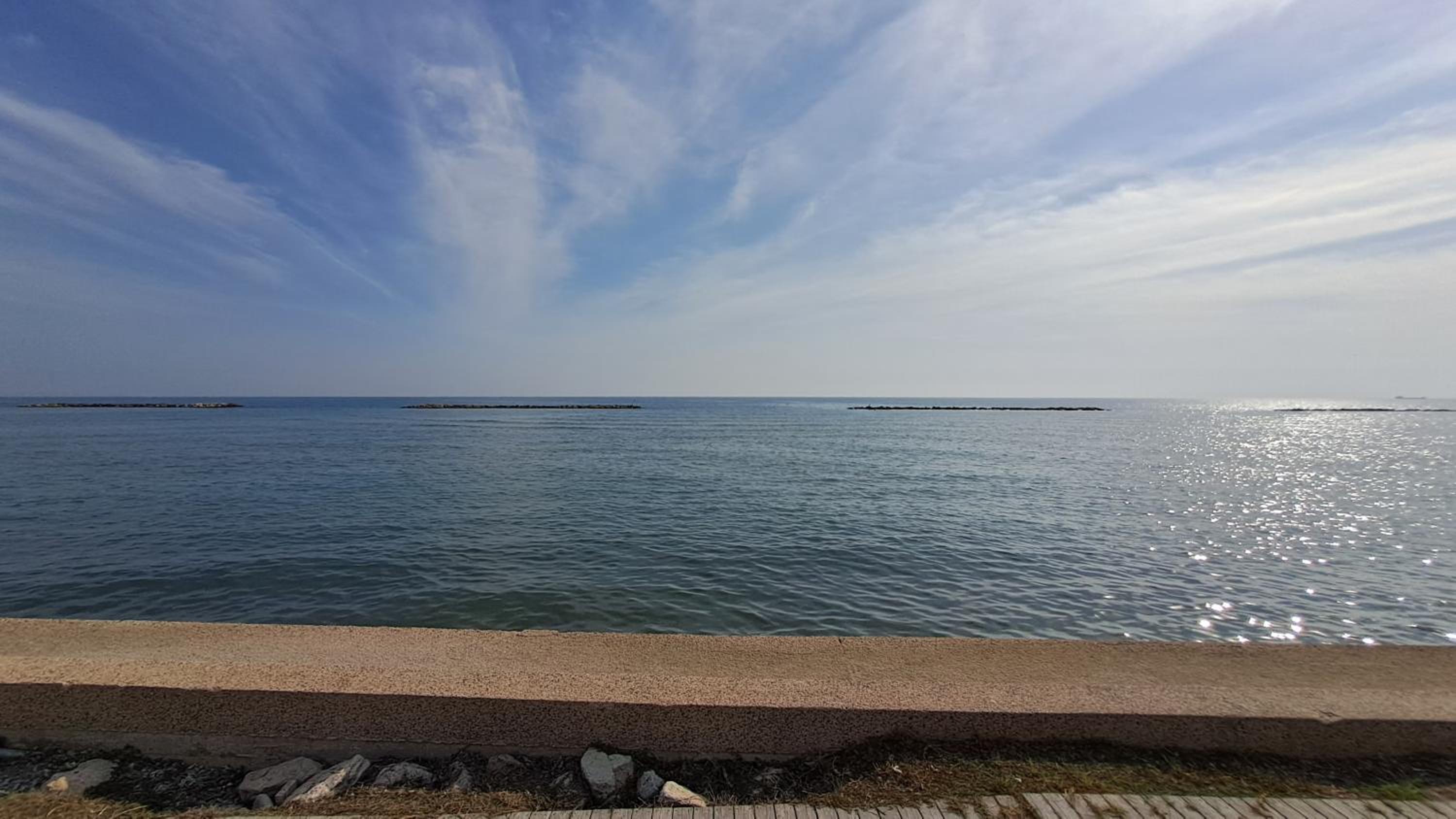 Seaside 2BR Apartment 30m from Sea & Free Parking