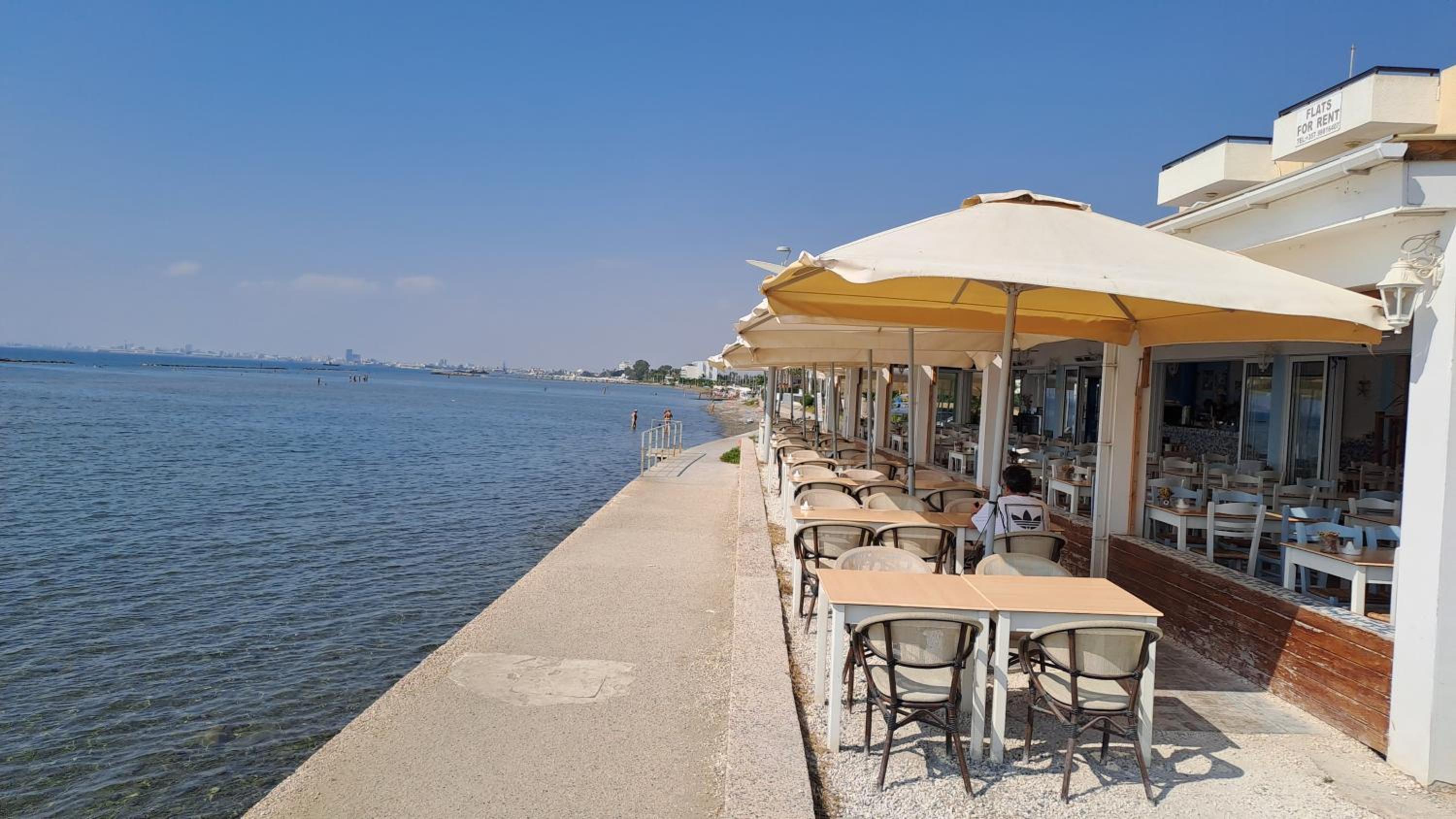 Seaside 2BR Apartment 30m from Sea & Free Parking
