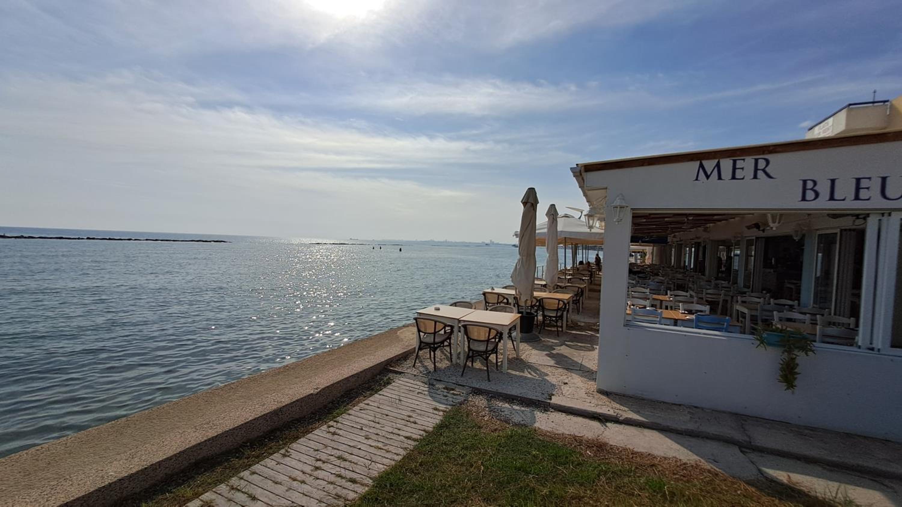 Seaside 2BR Apartment 30m from Sea & Free Parking