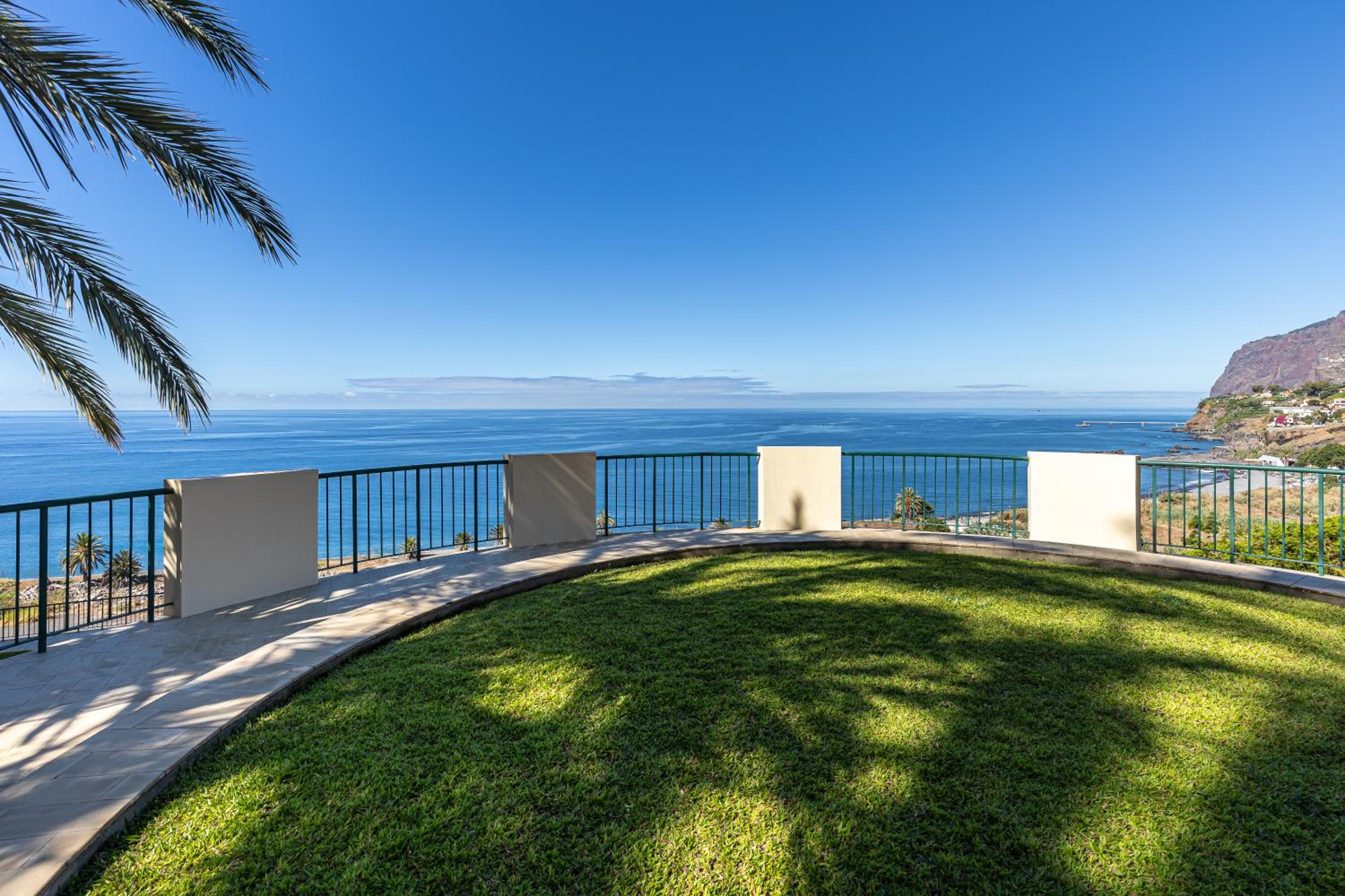 Ocean view and Infinity pool Apartment view 3