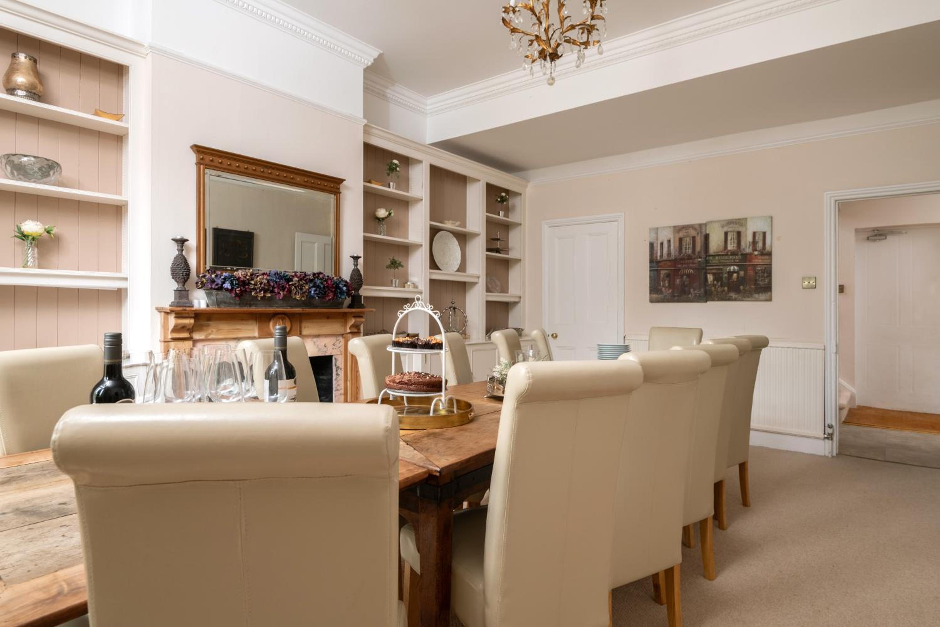 Hotel Downwood Vineyard Manor in Idyllic Countryside - Image 1