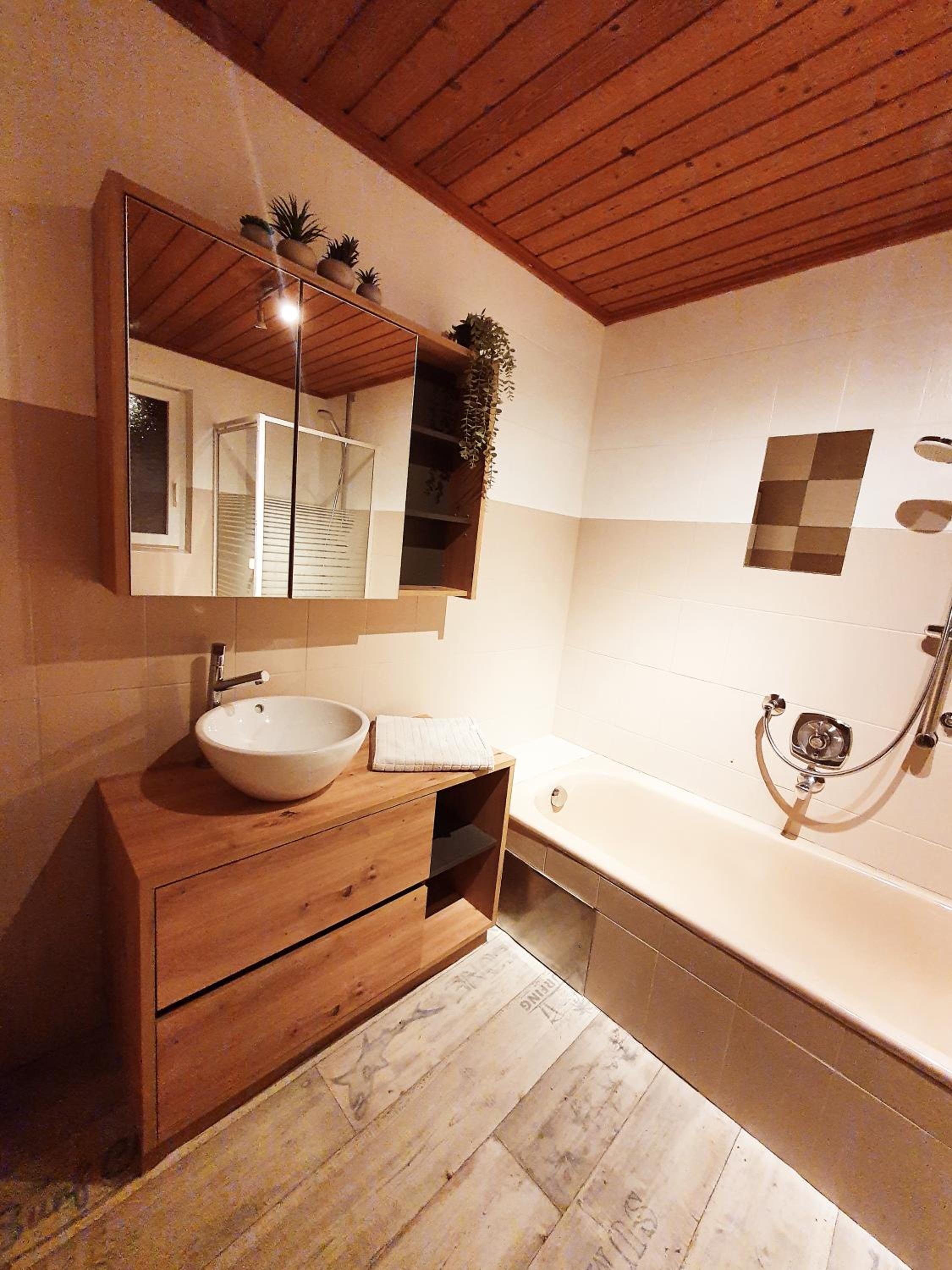 LECHUFER, 80m2, Haushälfte mit privatem Eingang, Kaminofen, Terrasse, Garten