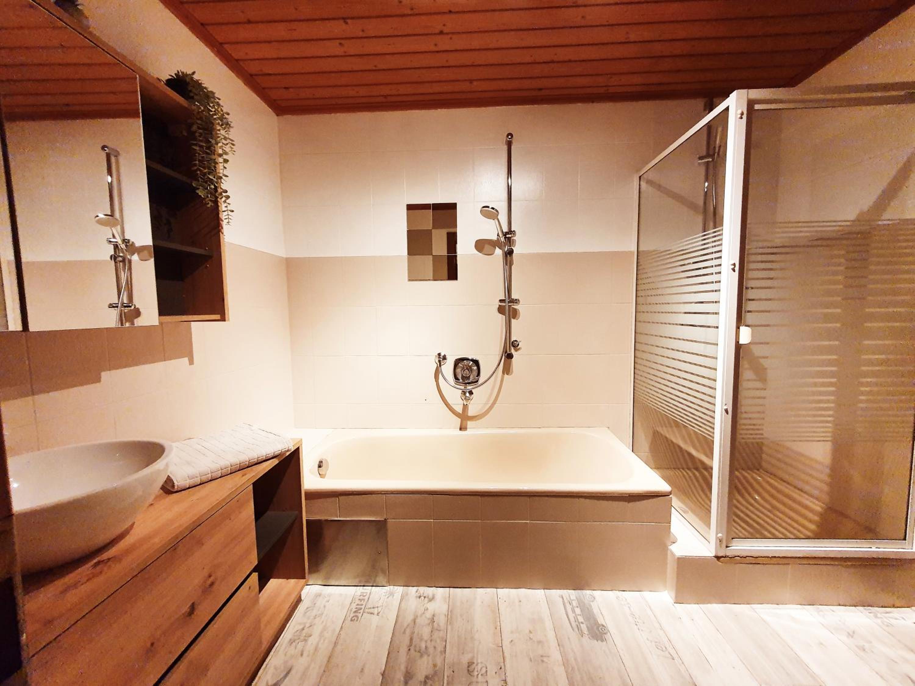 LECHUFER, 80m2, Haushälfte mit privatem Eingang, Kaminofen, Terrasse, Garten