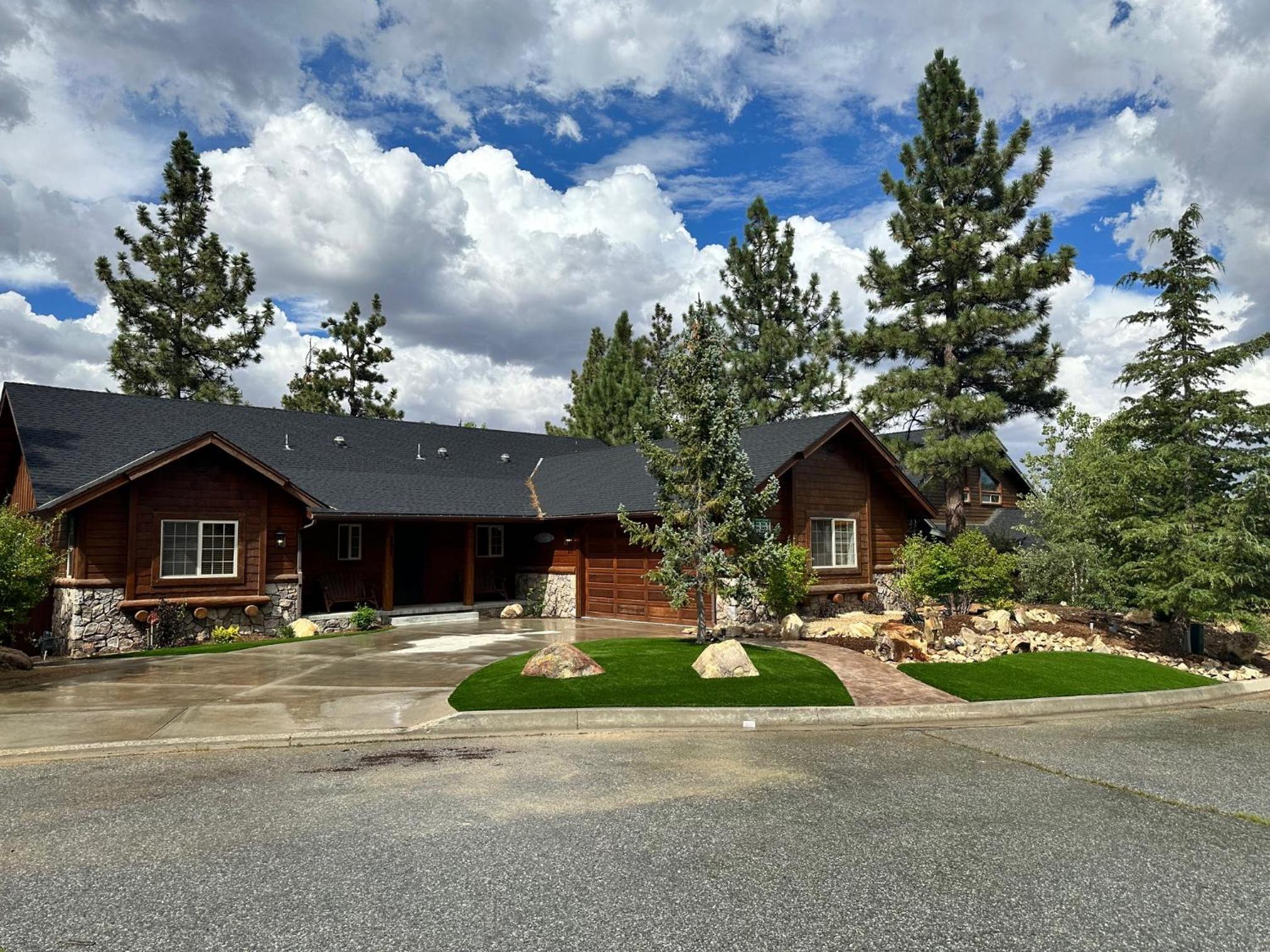 CUSTOM SINGLE STORY CABIN WITH JACUZZI POOL TABLE & BIG GAME ROOM WITH ARCADE games view 2