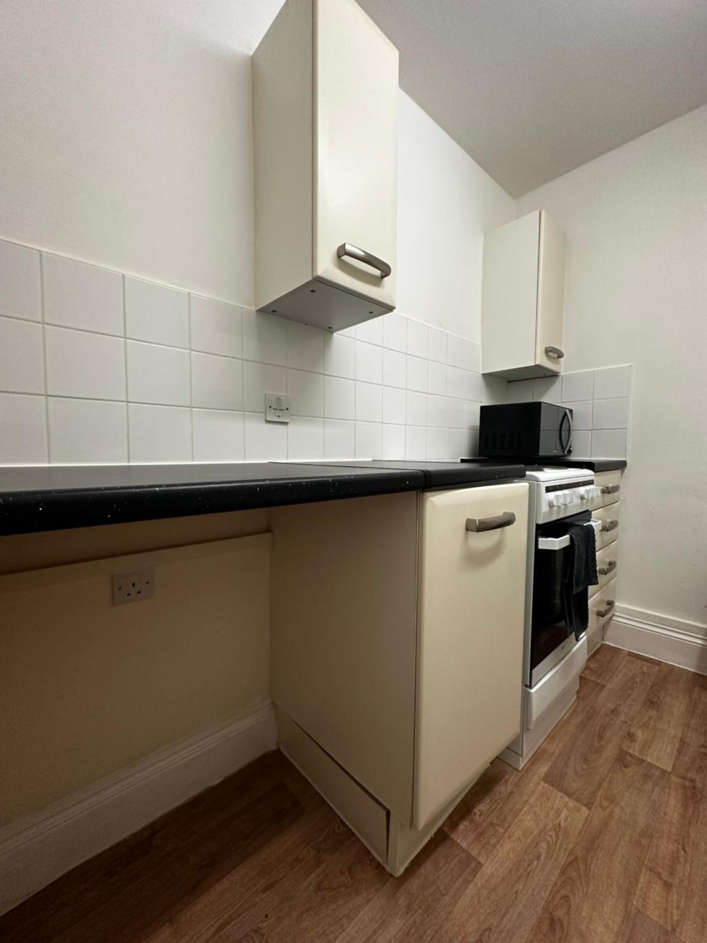 Cosy entire apartment super king bed near town center view 5
