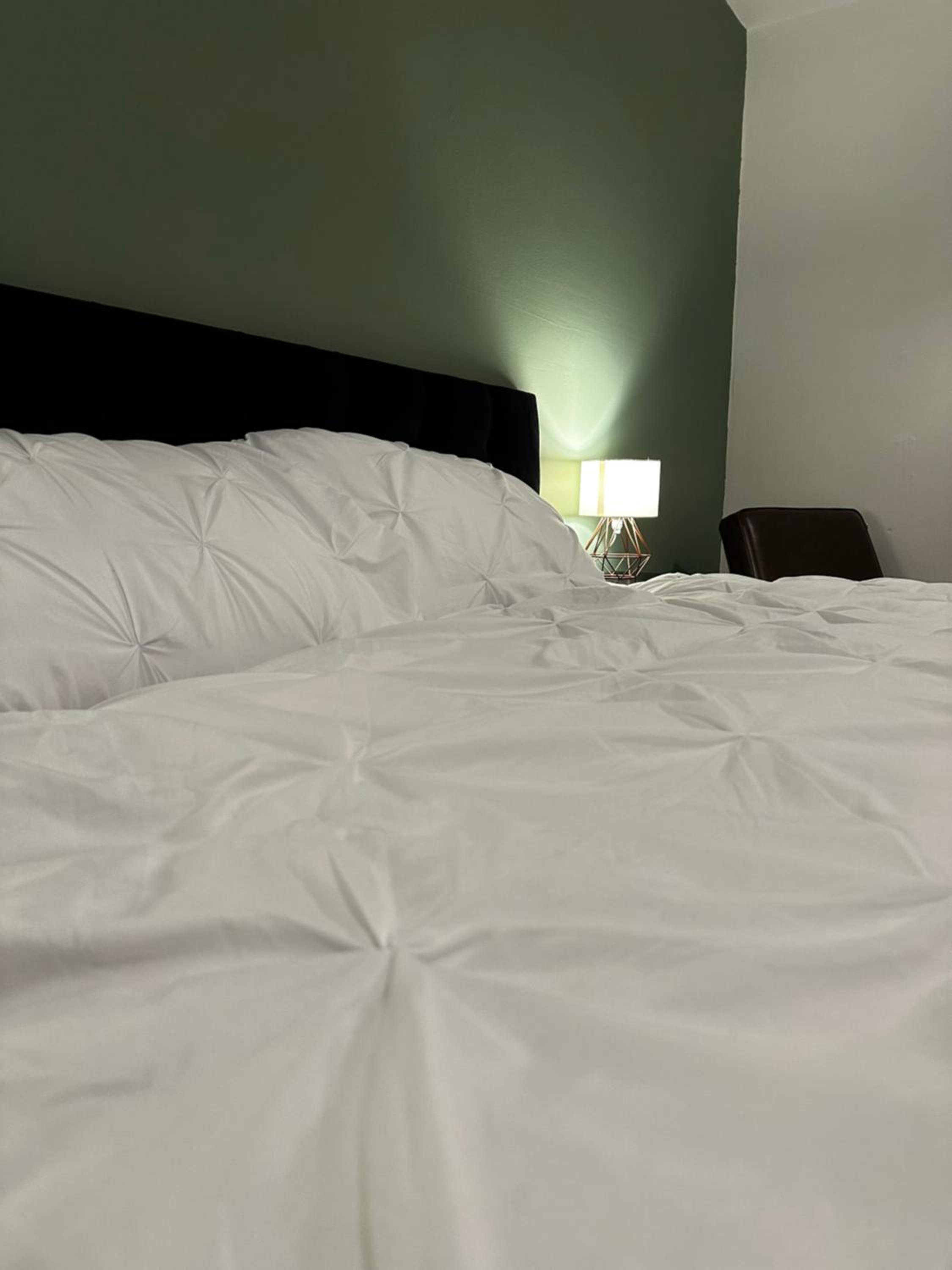 Cosy entire apartment super king bed near town center view 4