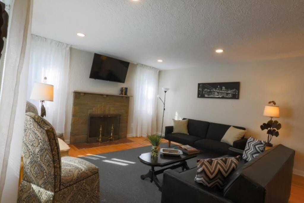Close to City * Charming Central XL Cape Cod * Airport view 5