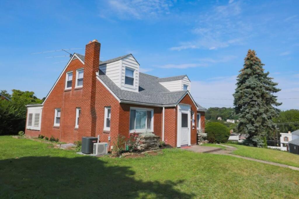 Close to City * Charming Central XL Cape Cod * Airport view 3
