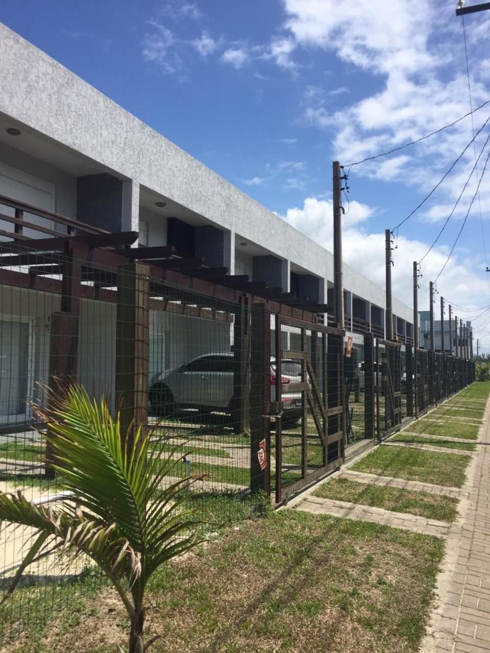 Sobrados com suíte e sacada vista ao mar