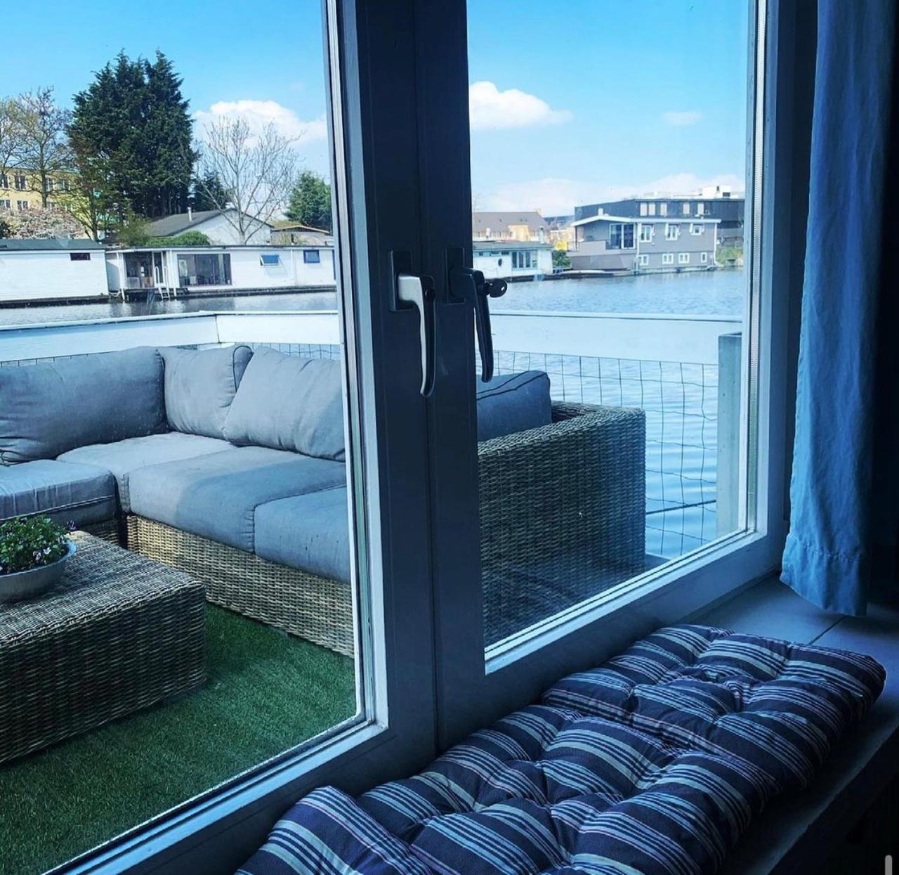 Amster Houseboat