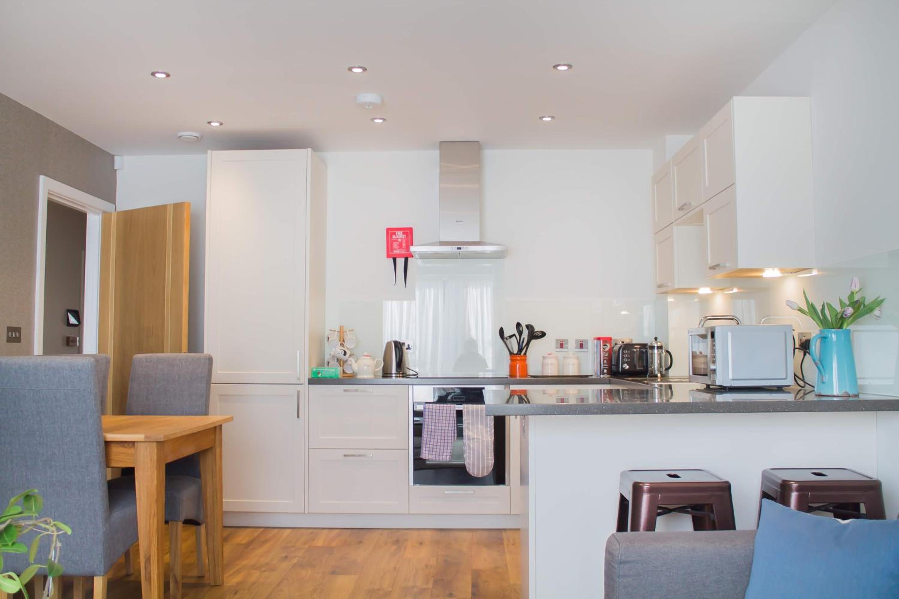 Modern & central - two bedroom & two bathroom apartment view 2