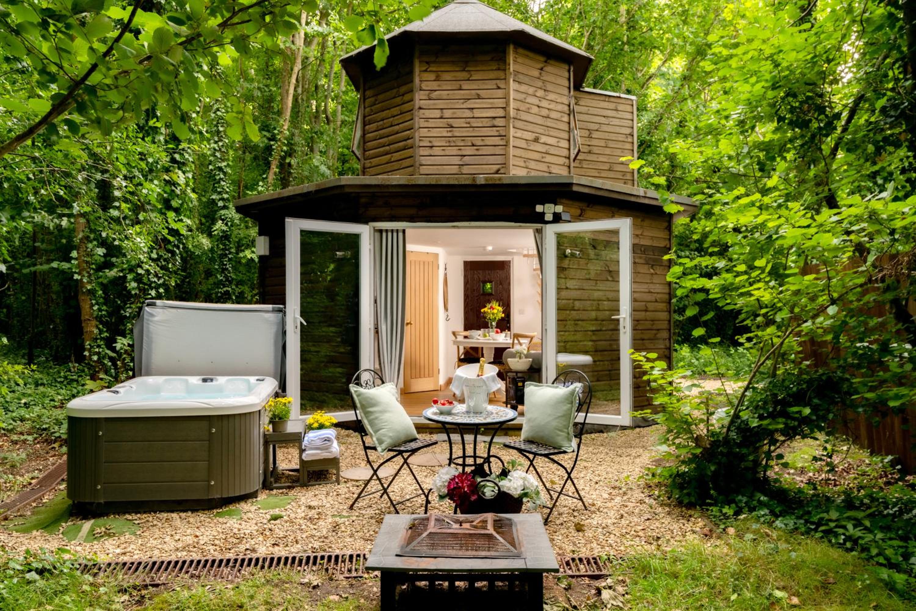 Honeycomb Treehouse in the Heart of Dorset view 3