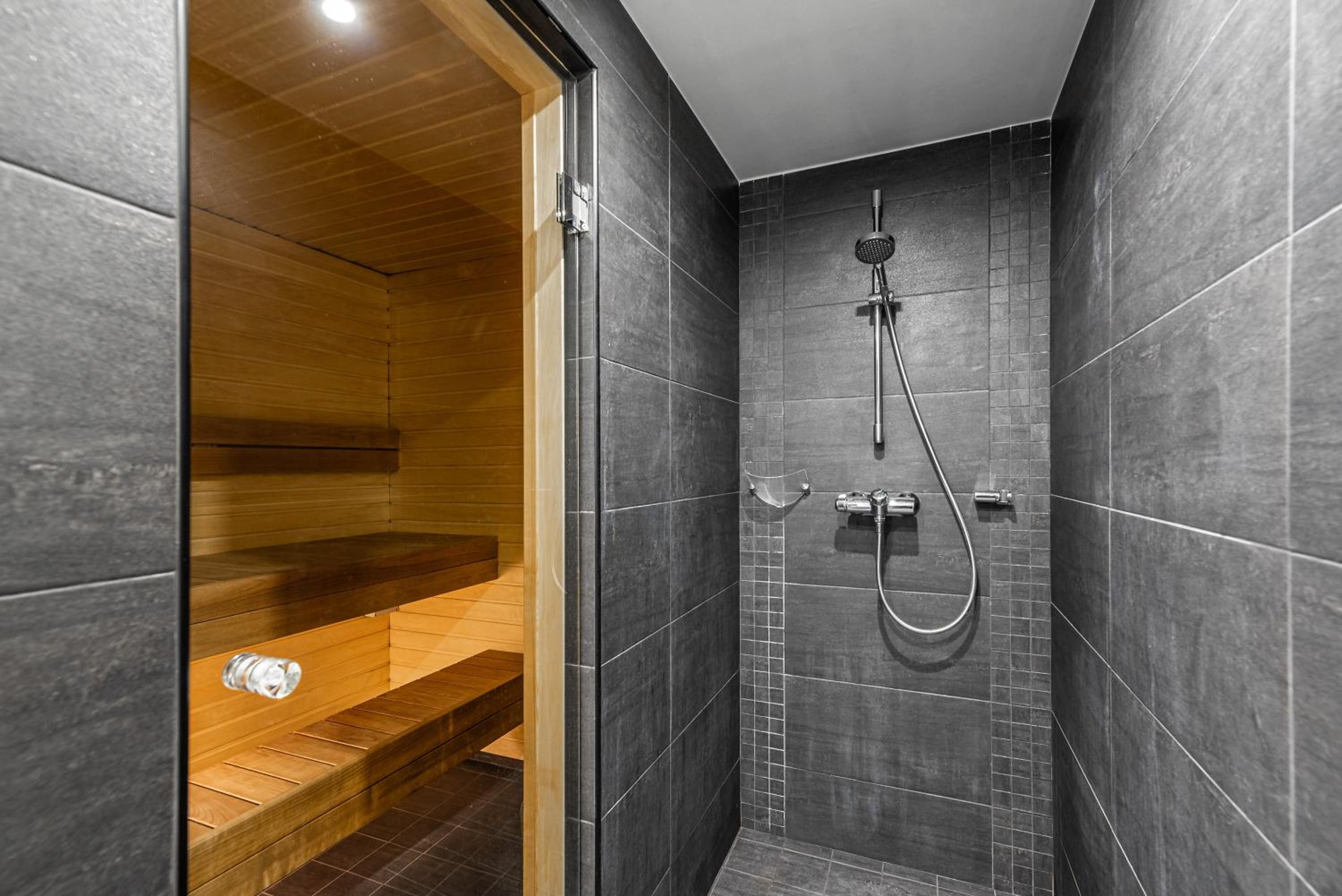 Hotel AirHome - Black&White - Image 1