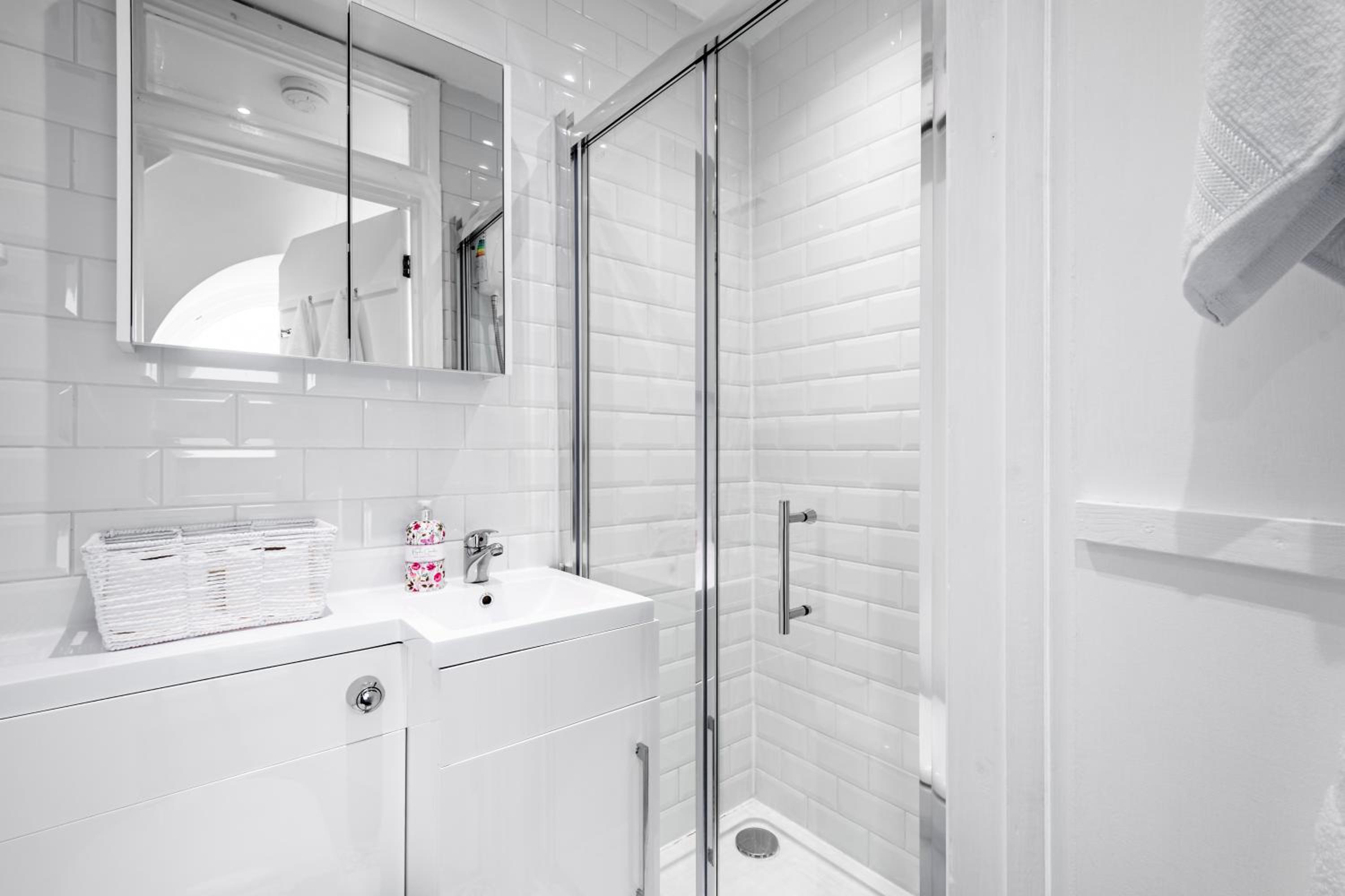 Modern 2-Bedroom Mews Home with Ultra Fast WiFi near Paddington Station and Hyde Park - Sleeps 5 - Perfect for Vacation Stays