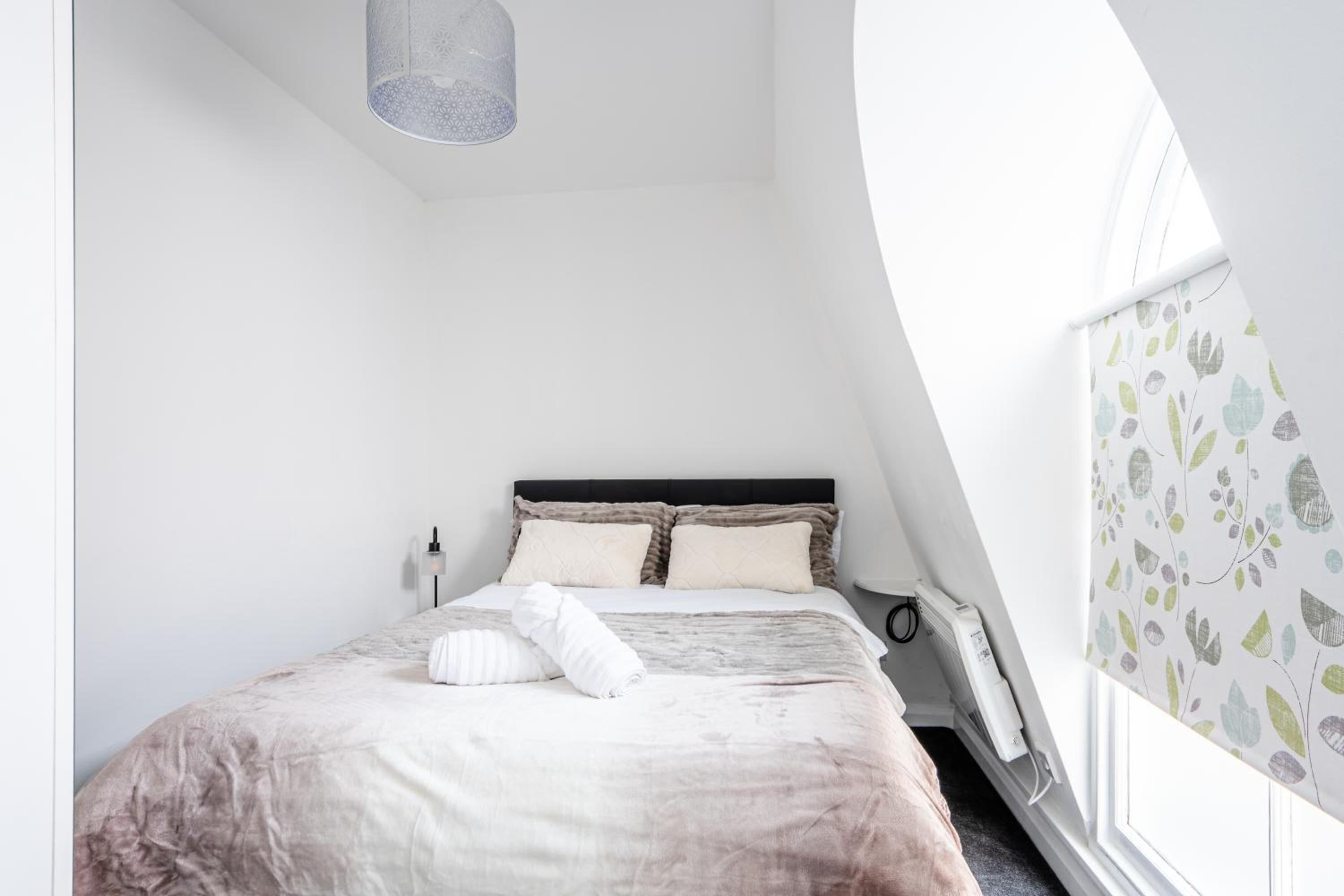Modern 2-Bedroom Mews Home with Ultra Fast WiFi near Paddington Station and Hyde Park - Sleeps 5 - Perfect for Vacation Stays