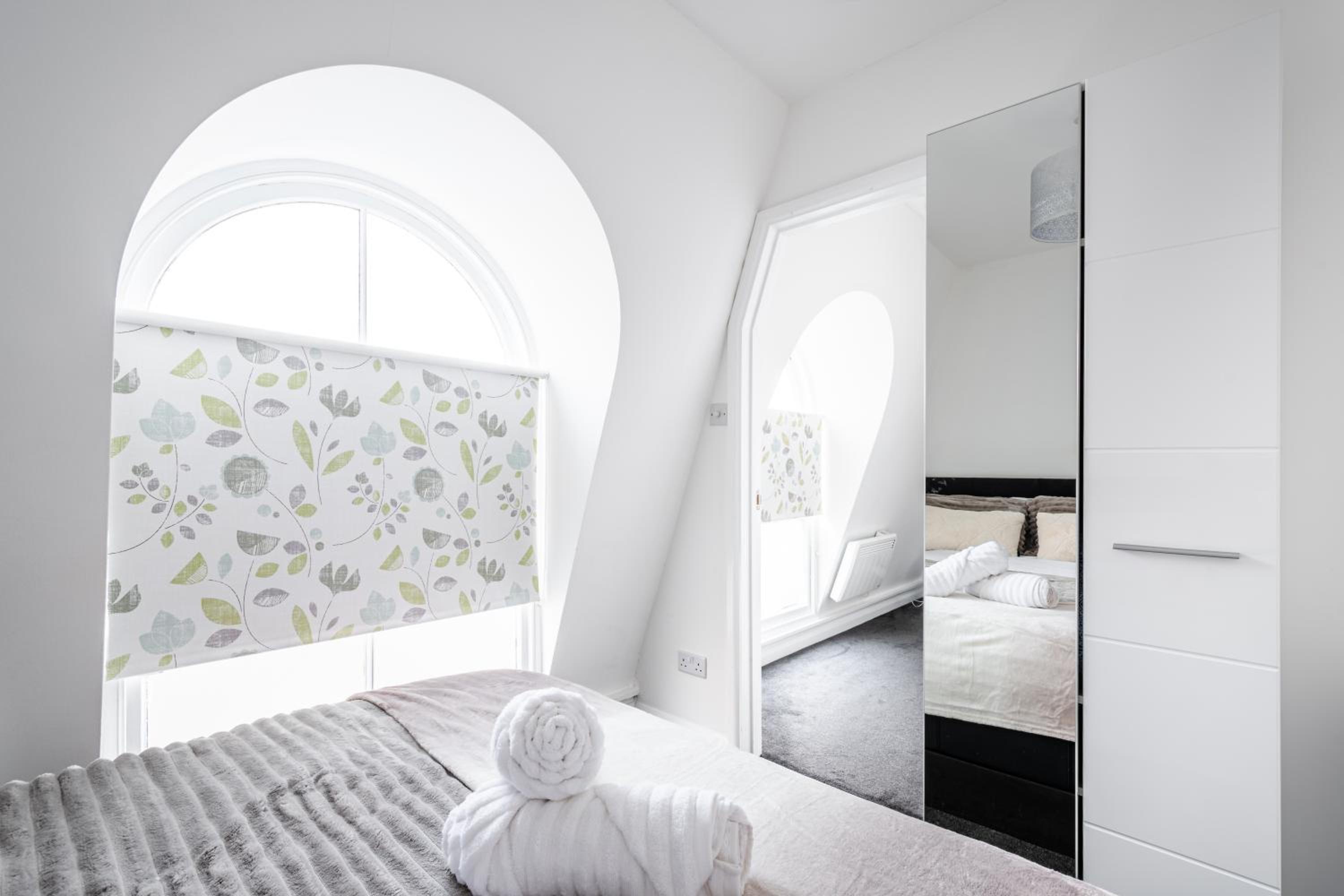 Modern 2-Bedroom Mews Home with Ultra Fast WiFi near Paddington Station and Hyde Park - Sleeps 5 - Perfect for Vacation Stays