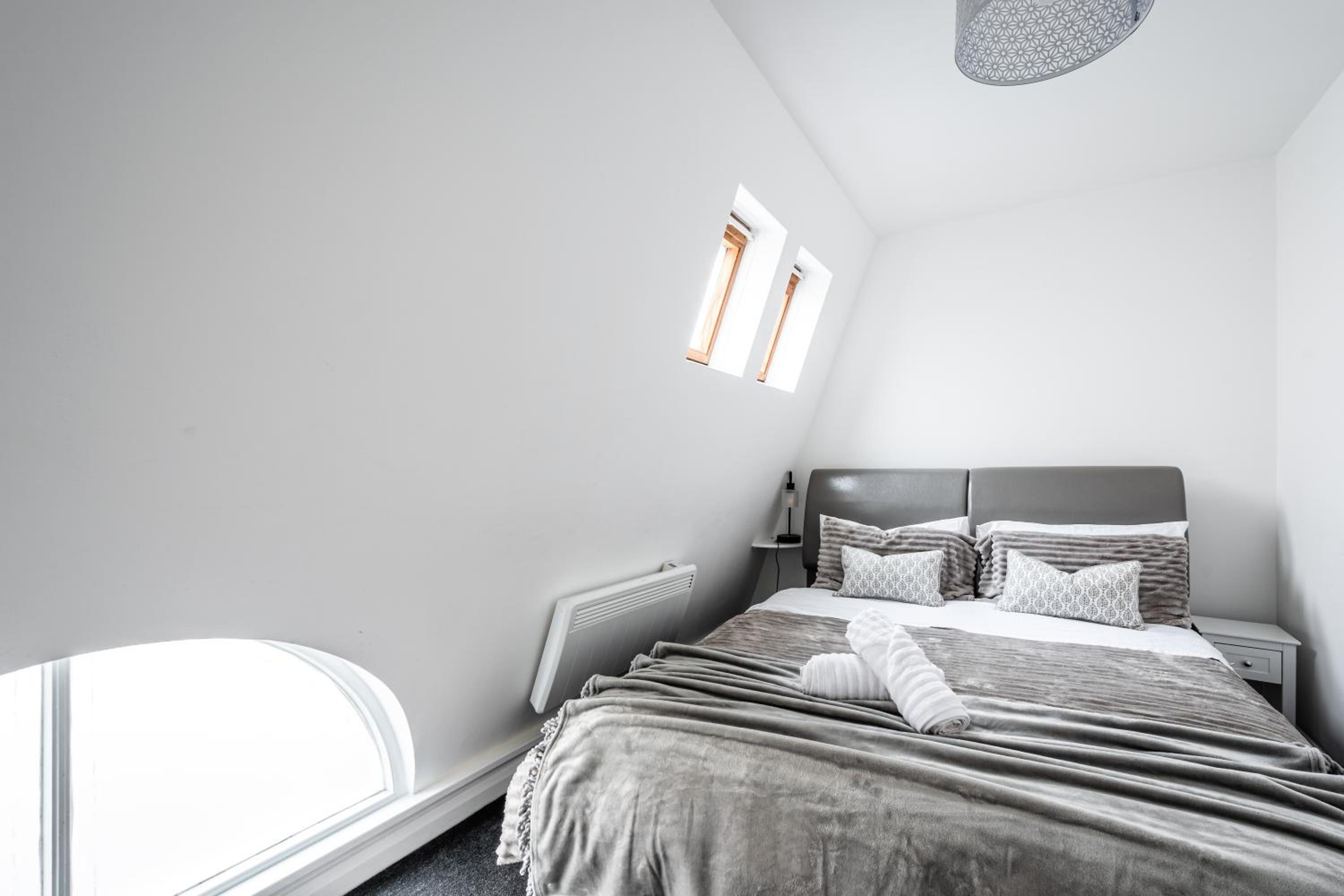 Modern 2-Bedroom Mews Home with Ultra Fast WiFi near Paddington Station and Hyde Park - Sleeps 5 - Perfect for Vacation Stays