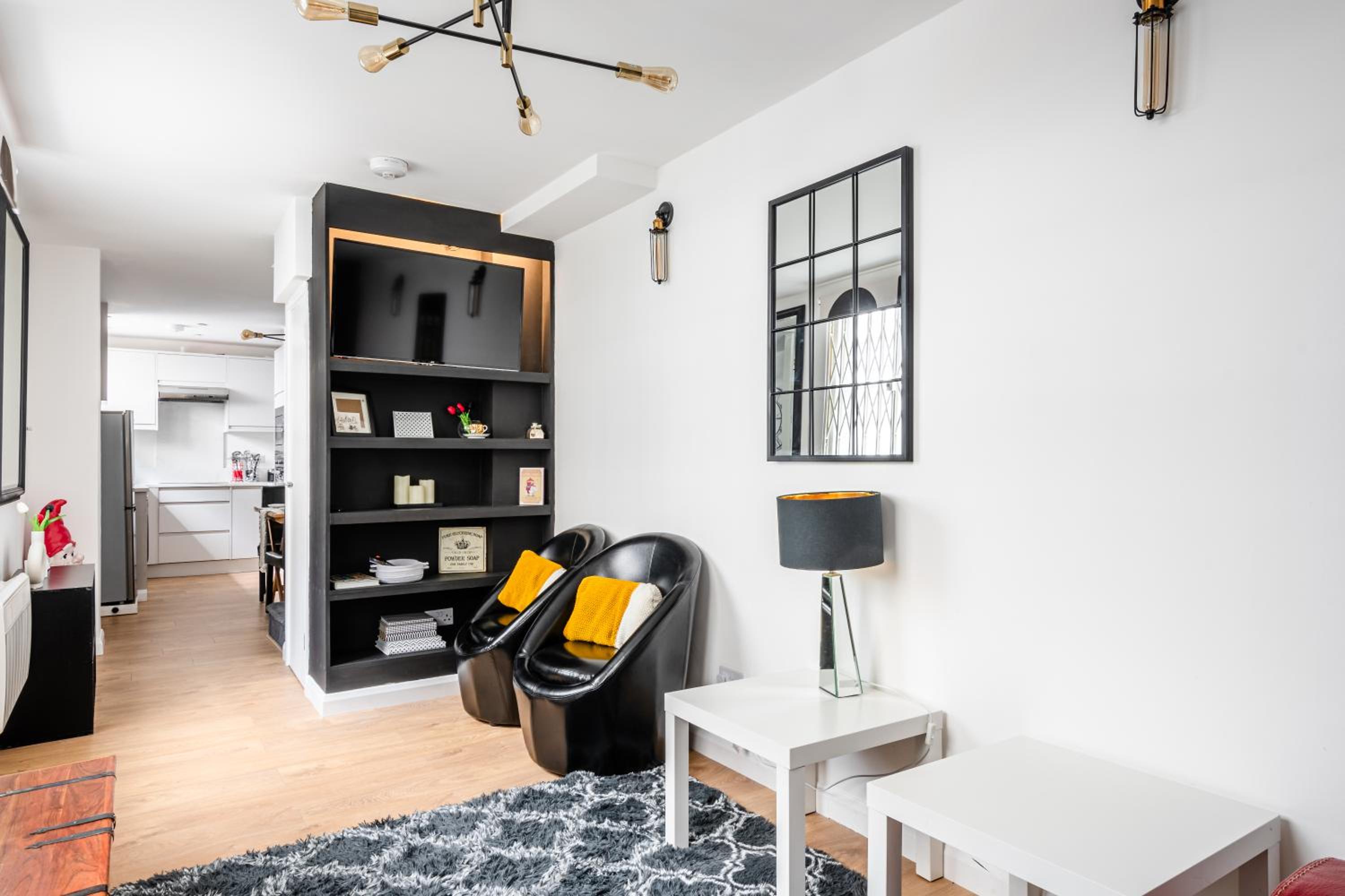 Modern 2-Bedroom Mews Home with Ultra Fast WiFi near Paddington Station and Hyde Park - Sleeps 5 - Perfect for Vacation Stays