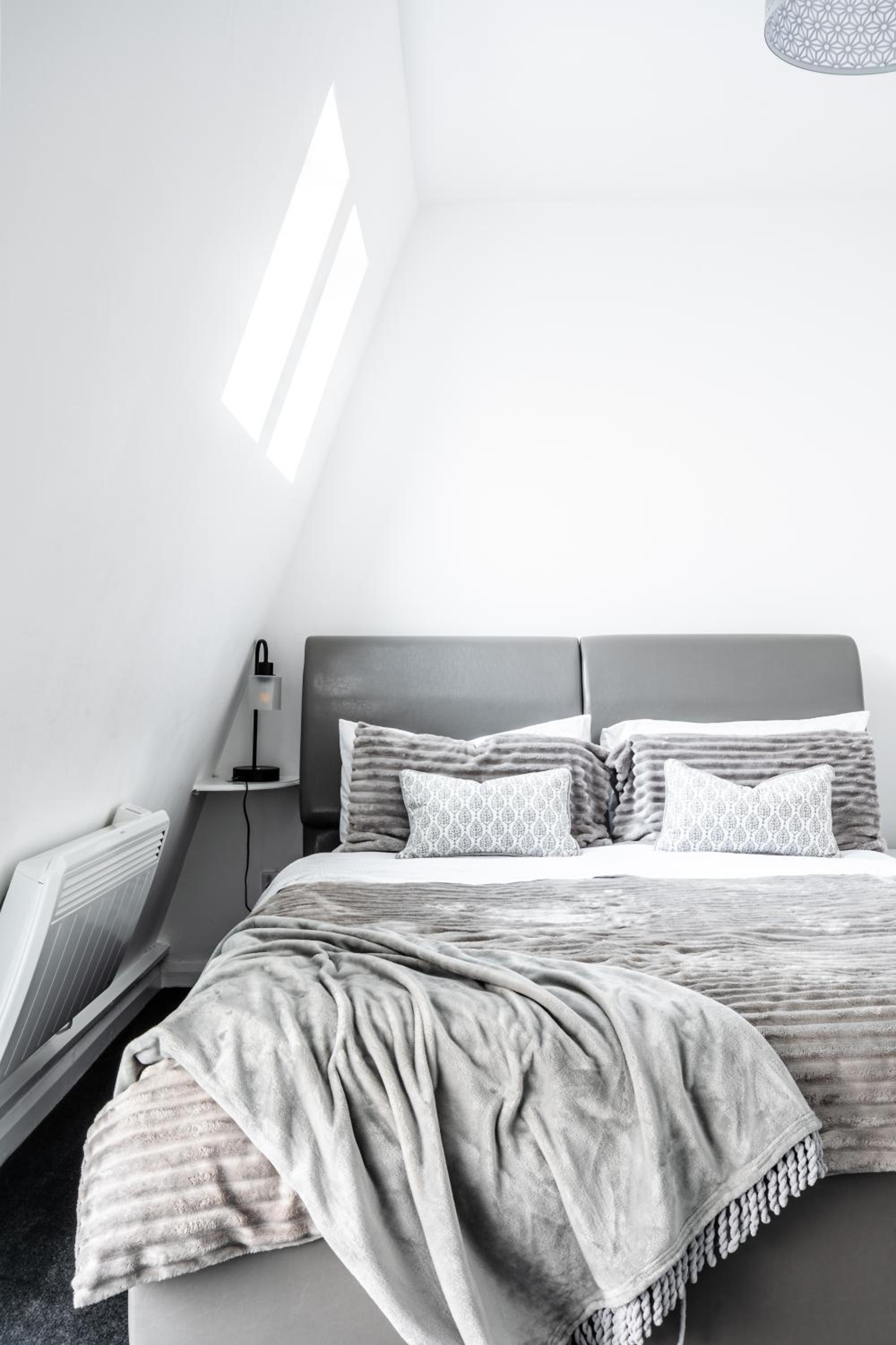 Modern 2-Bedroom Mews Home with Ultra Fast WiFi near Paddington Station and Hyde Park - Sleeps 5 - Perfect for Vacation Stays