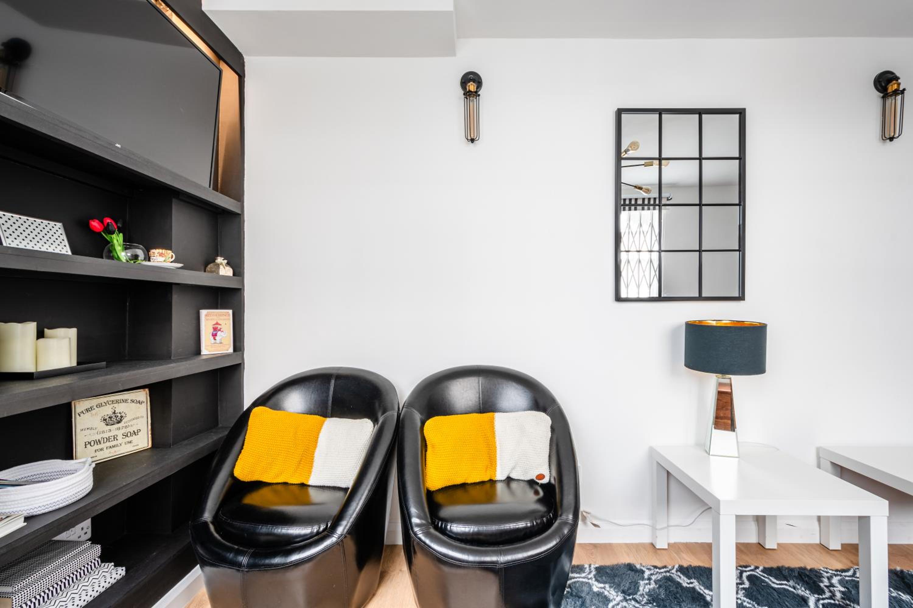 Modern 2-Bedroom Mews Home with Ultra Fast WiFi near Paddington Station and Hyde Park - Sleeps 5 - Perfect for Vacation Stays