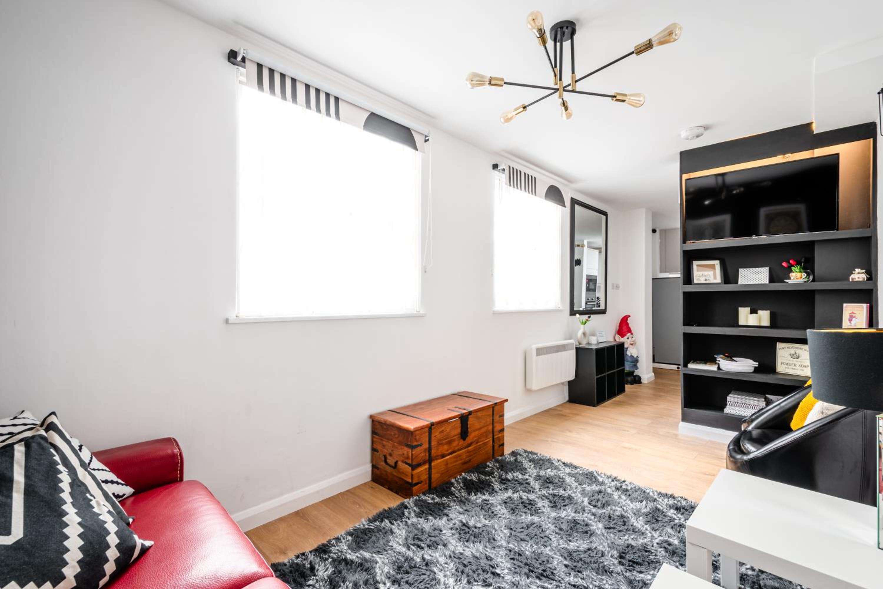 Modern 2-Bedroom Mews Home with Ultra Fast WiFi near Paddington Station and Hyde Park - Sleeps 5 - Perfect for Vacation Stays