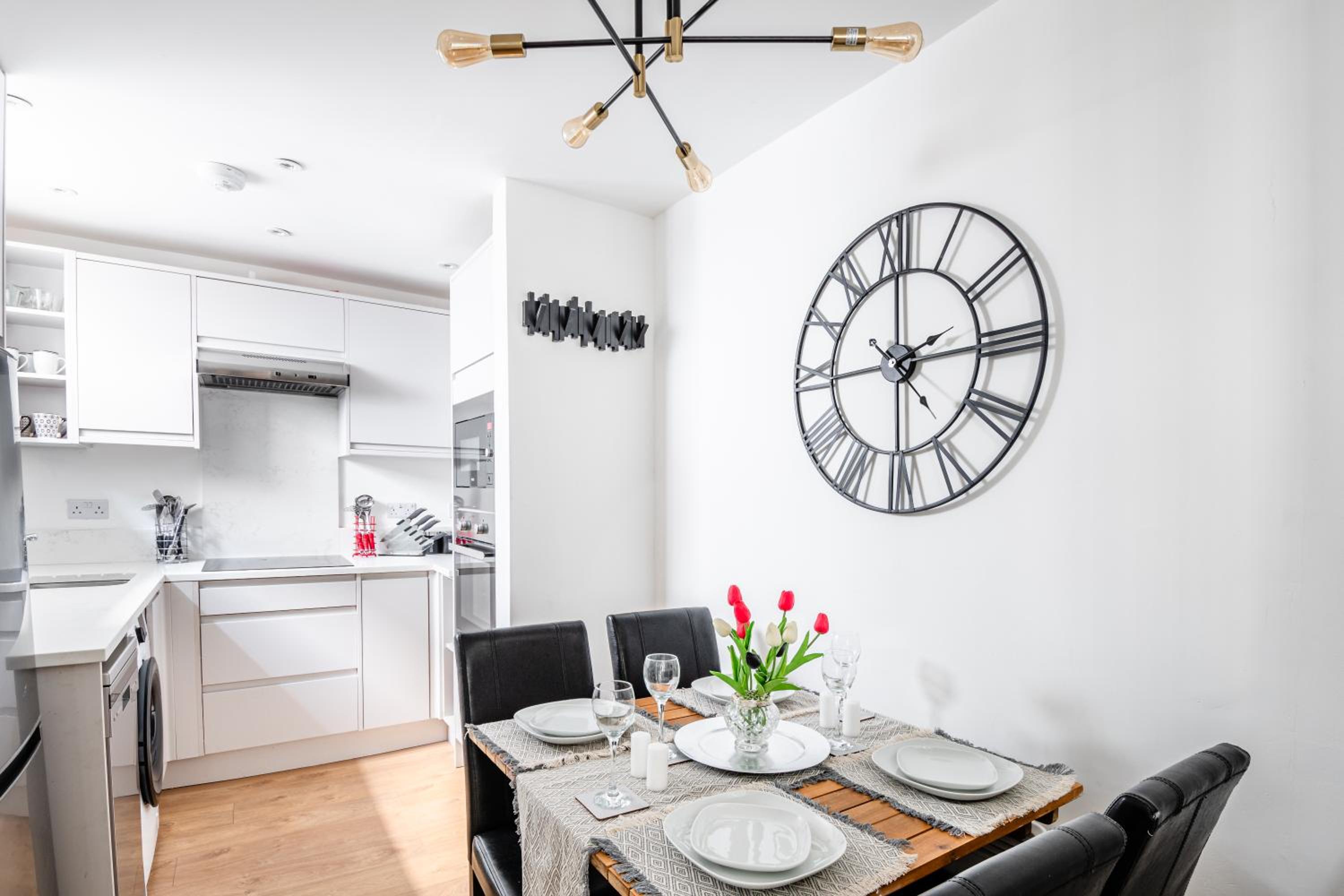 Modern 2-Bedroom Mews Home with Ultra Fast WiFi near Paddington Station and Hyde Park - Sleeps 5 - Perfect for Vacation Stays
