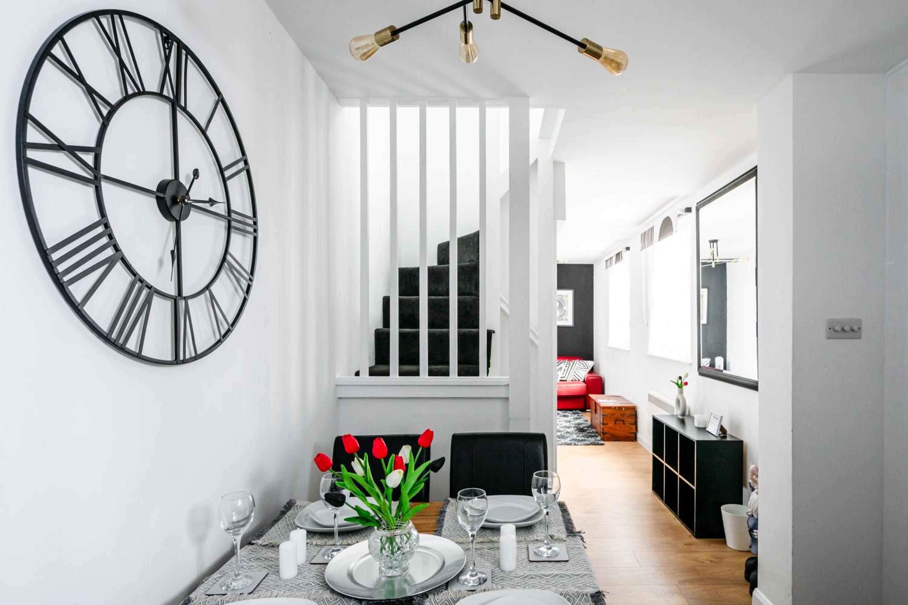 Modern 2-Bedroom Mews Home with Ultra Fast WiFi near Paddington Station and Hyde Park - Sleeps 5 - Perfect for Vacation Stays