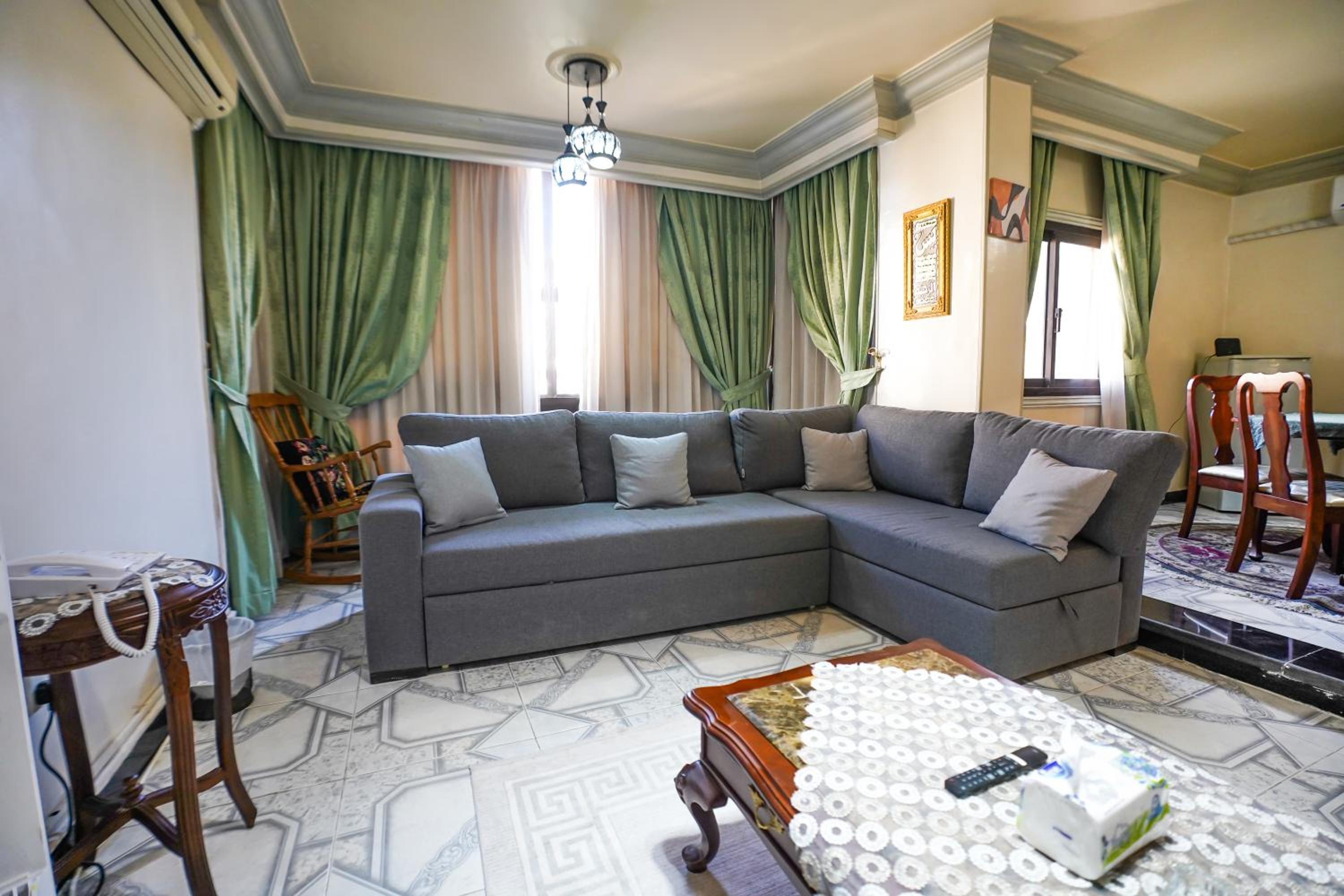 2 Bedrooms Spacious flat 7 mins to Airport