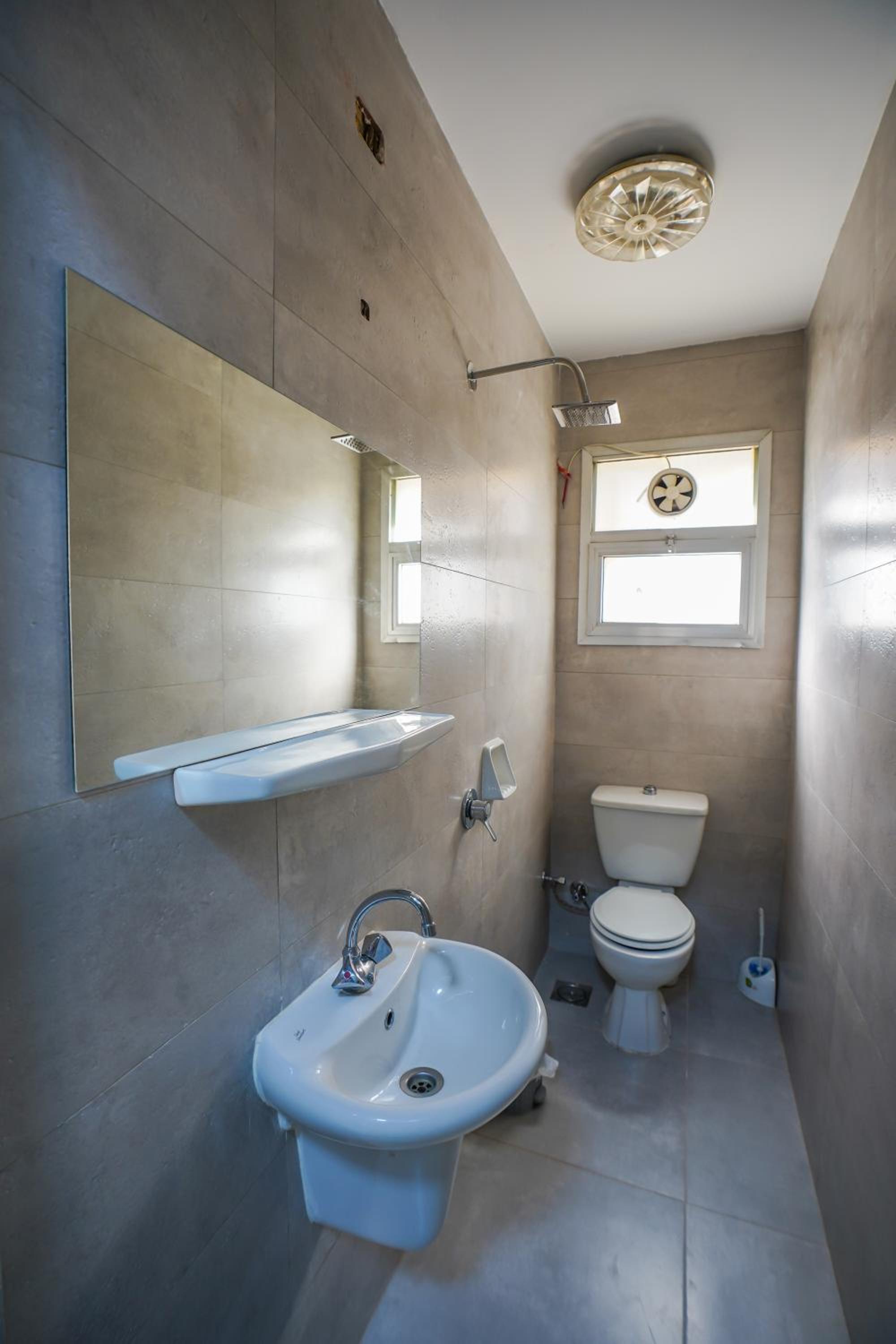2 Bedrooms Spacious flat 7 mins to Airport